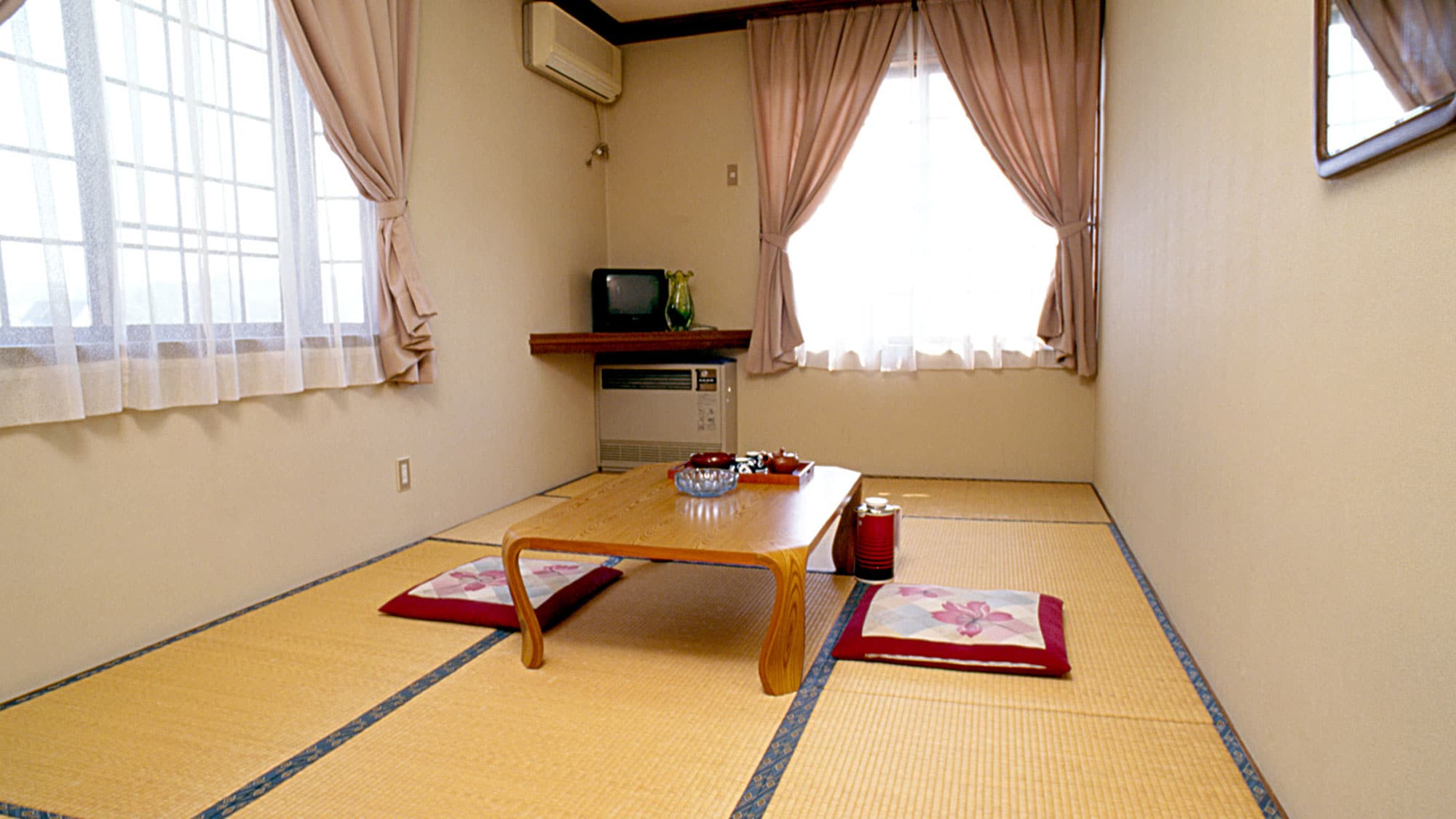 *Example of a Japanese-style room/Enjoy a relaxing time together in a room filled with the faint scent of tatami mats.
