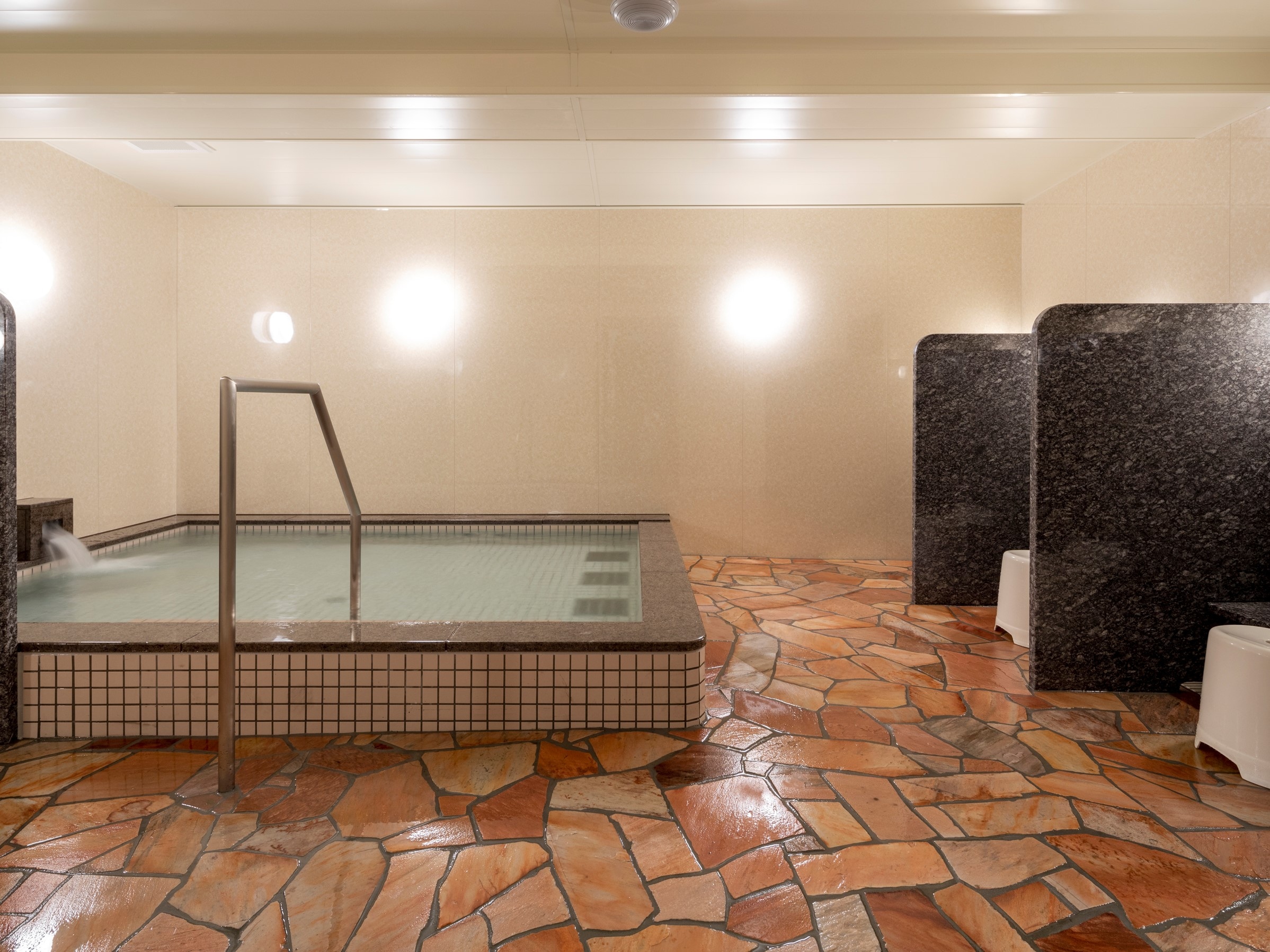 Large communal bath for women 3: 00p.m.-Midnight 1: 00/6: 00a.m.-10: 00a.m.