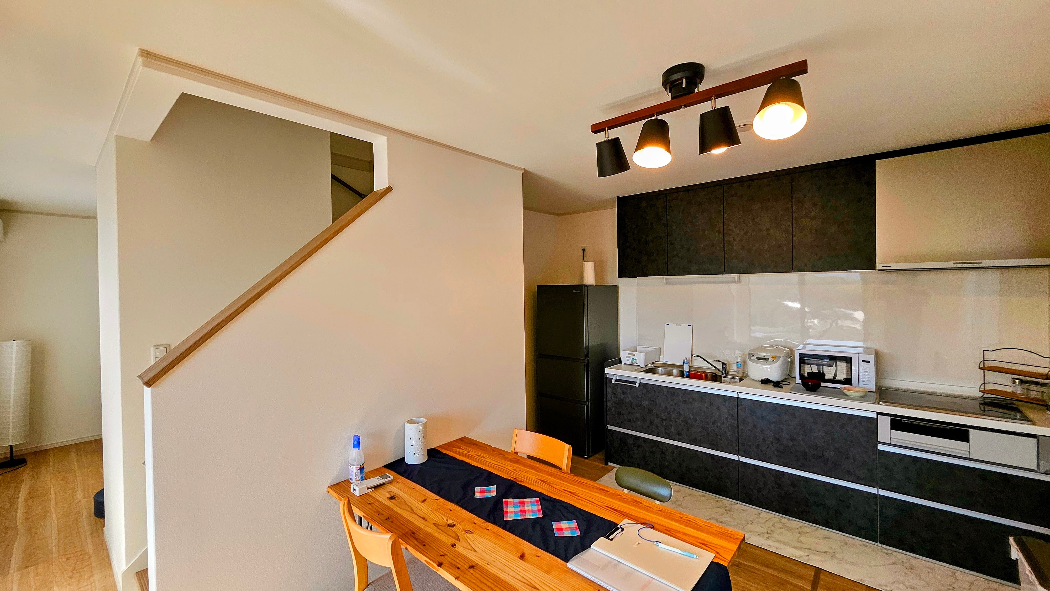 The living room of ANNEX① is a quiet and relaxing space decorated in calm tones and furnished with chairs and a table.