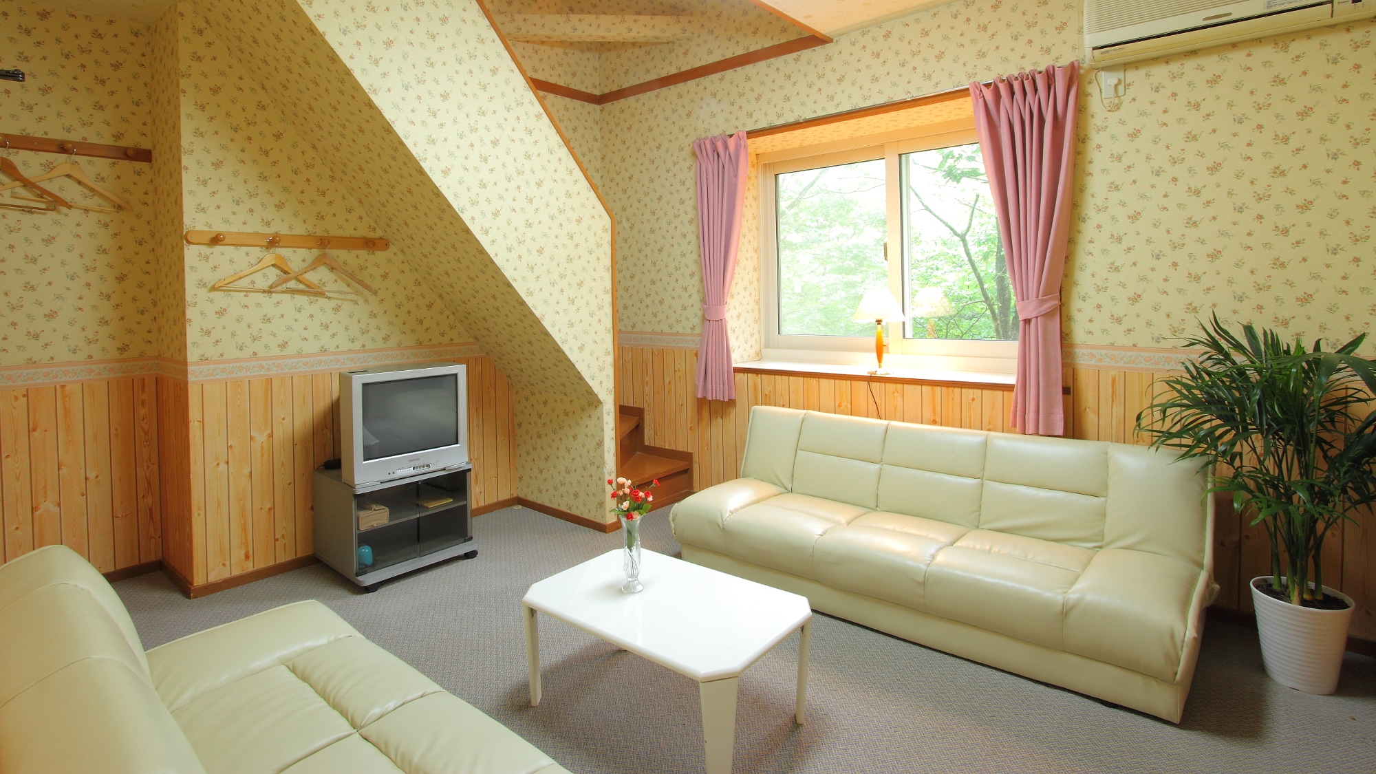 [Contoh kamar tamu] Kamar bergaya Barat (tipe loteng)
