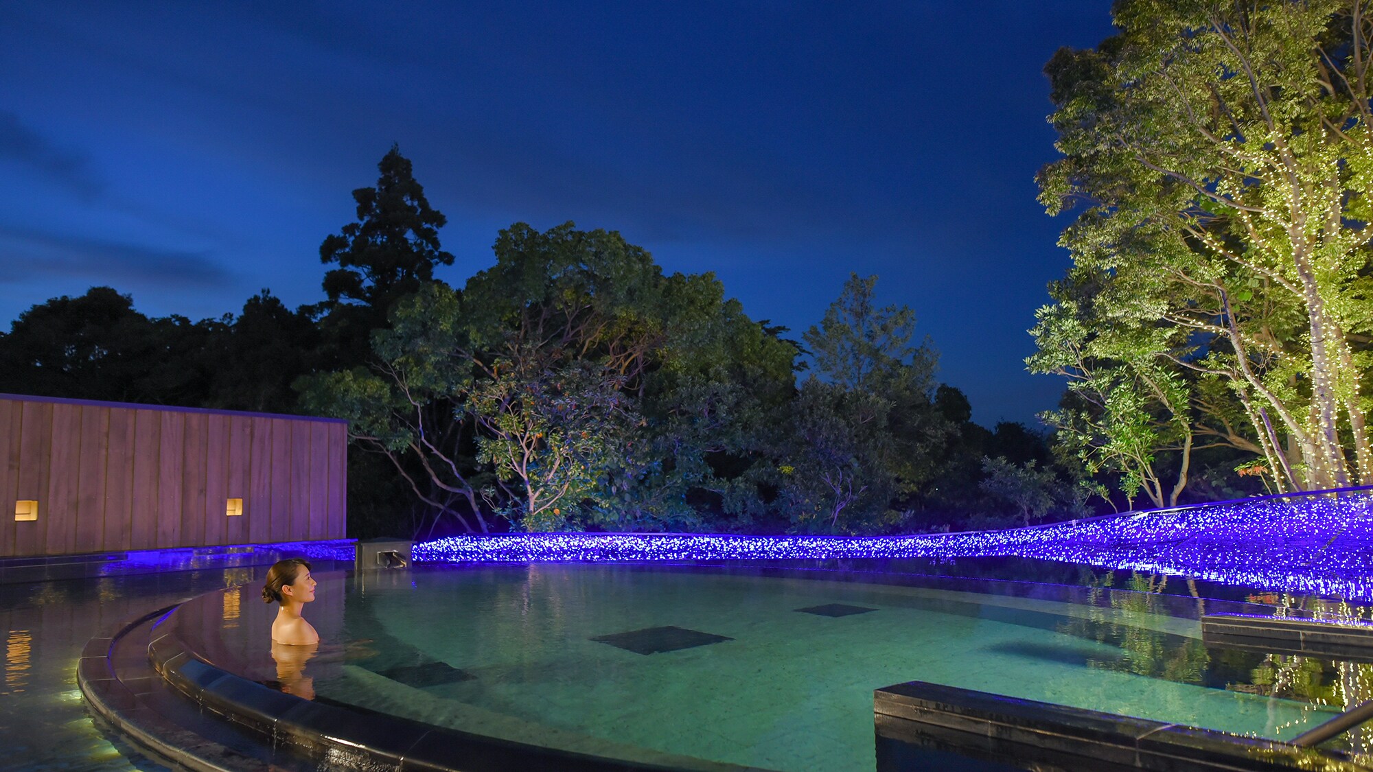 Soaking in the bath gives you a comfortable feeling of freedom, and you can enjoy the scent of the trees and the seasonal scenery reflected on the quiet water surface.