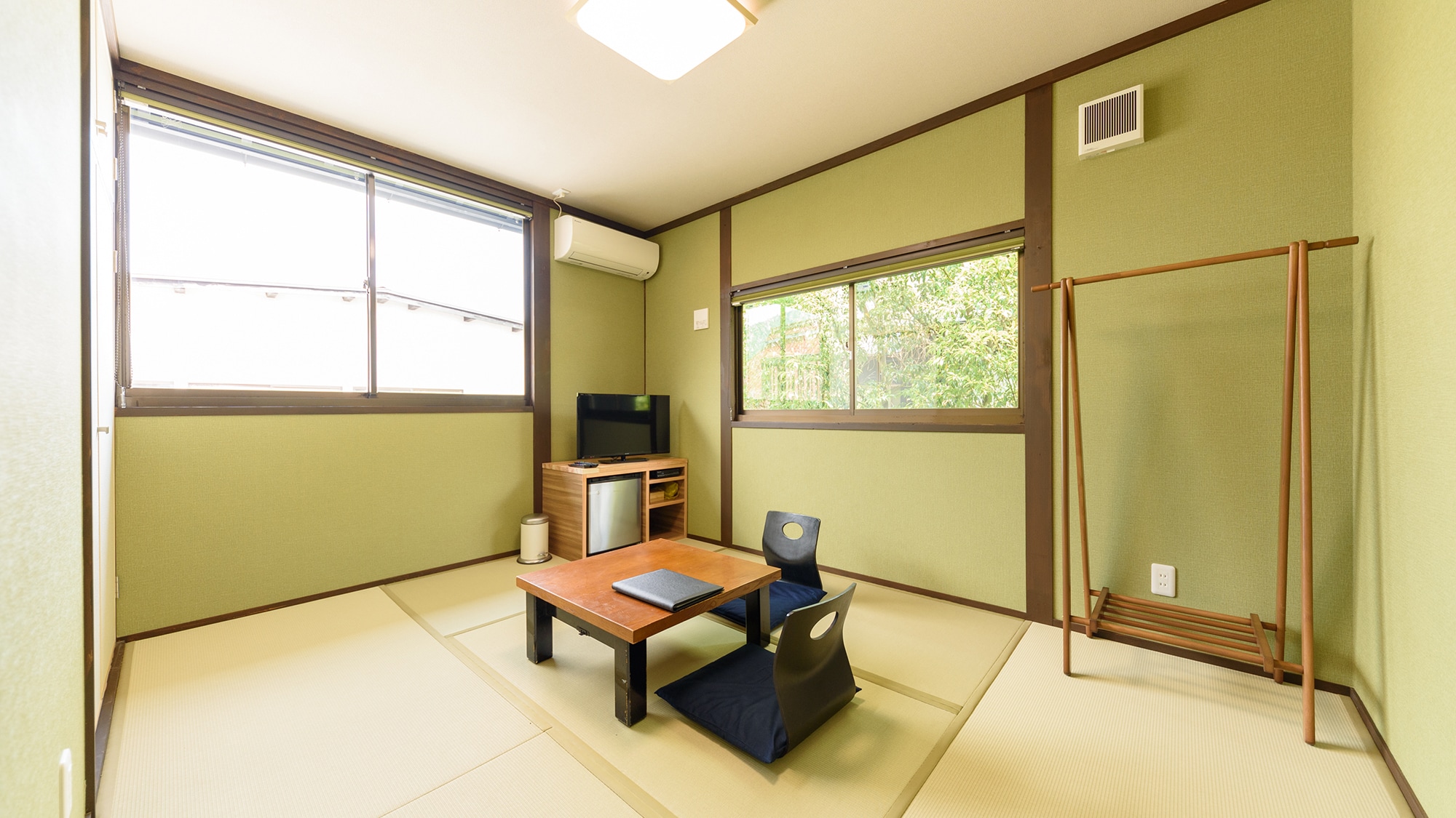 Annex 2nd floor: Japanese-style room 6 tatami mats, shared toilet [Moe Huang]