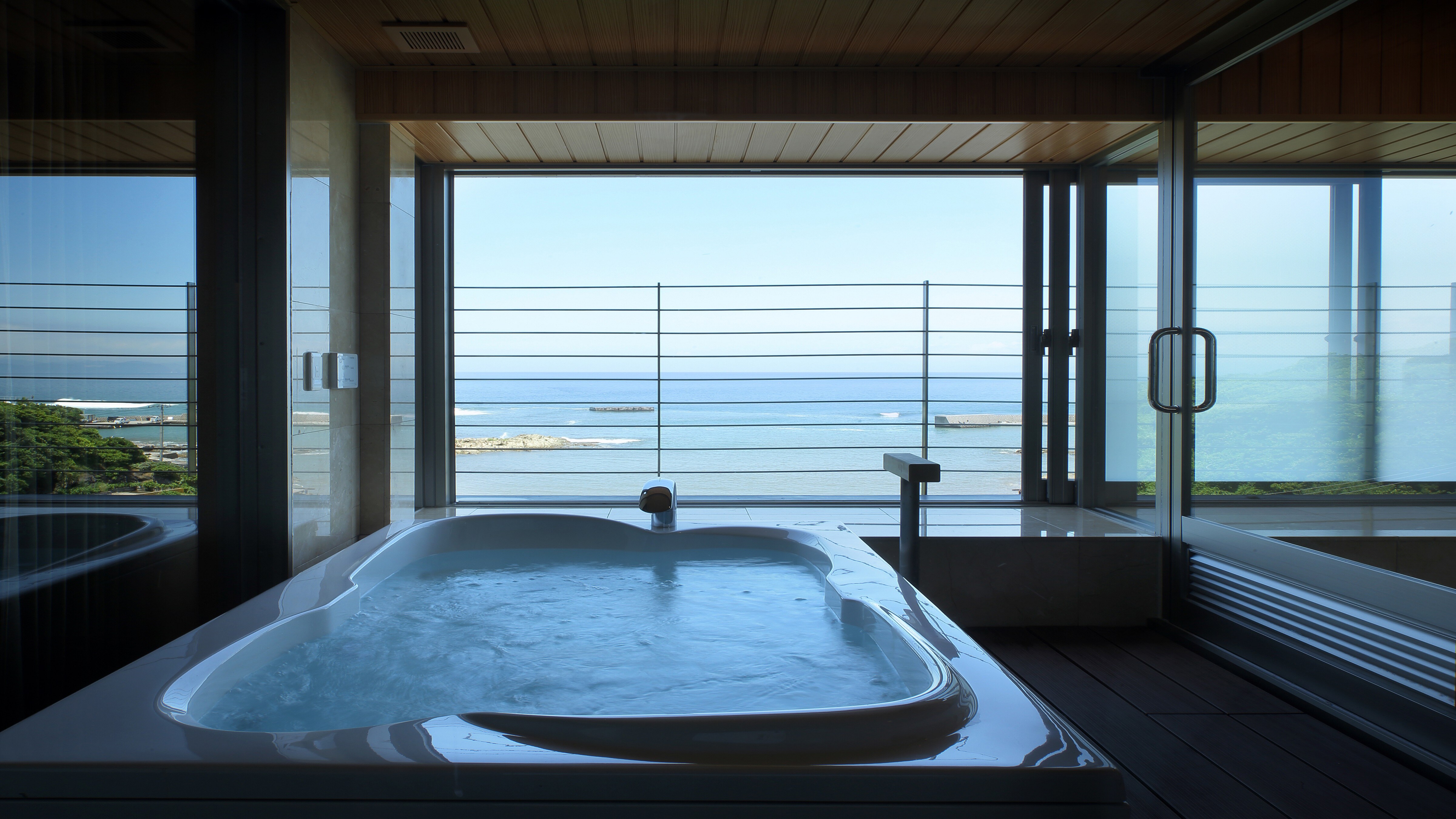Japanese-Western room with panoramic bath