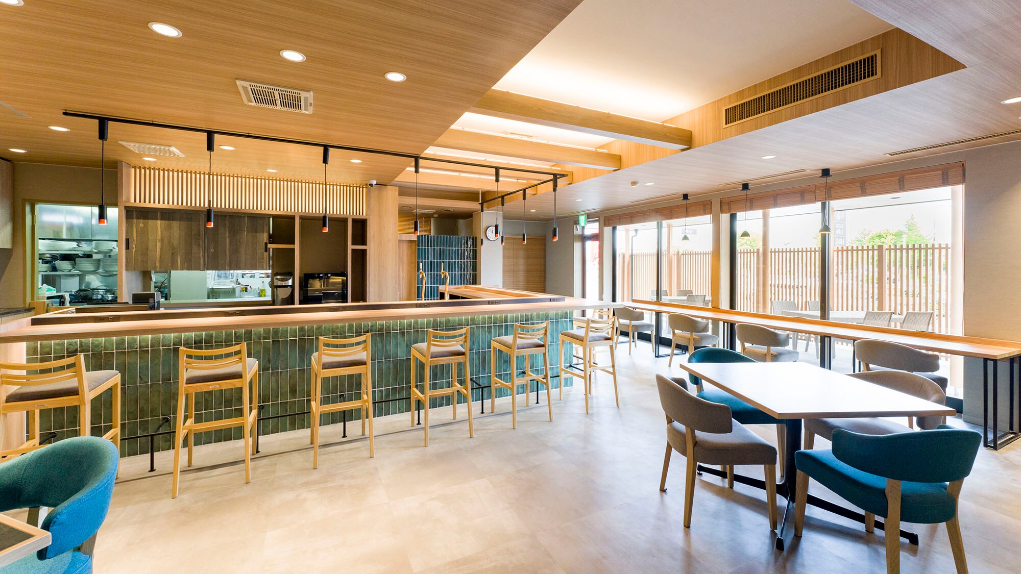 ・[Restaurant] The texture of the wood matches the refreshing blue color.