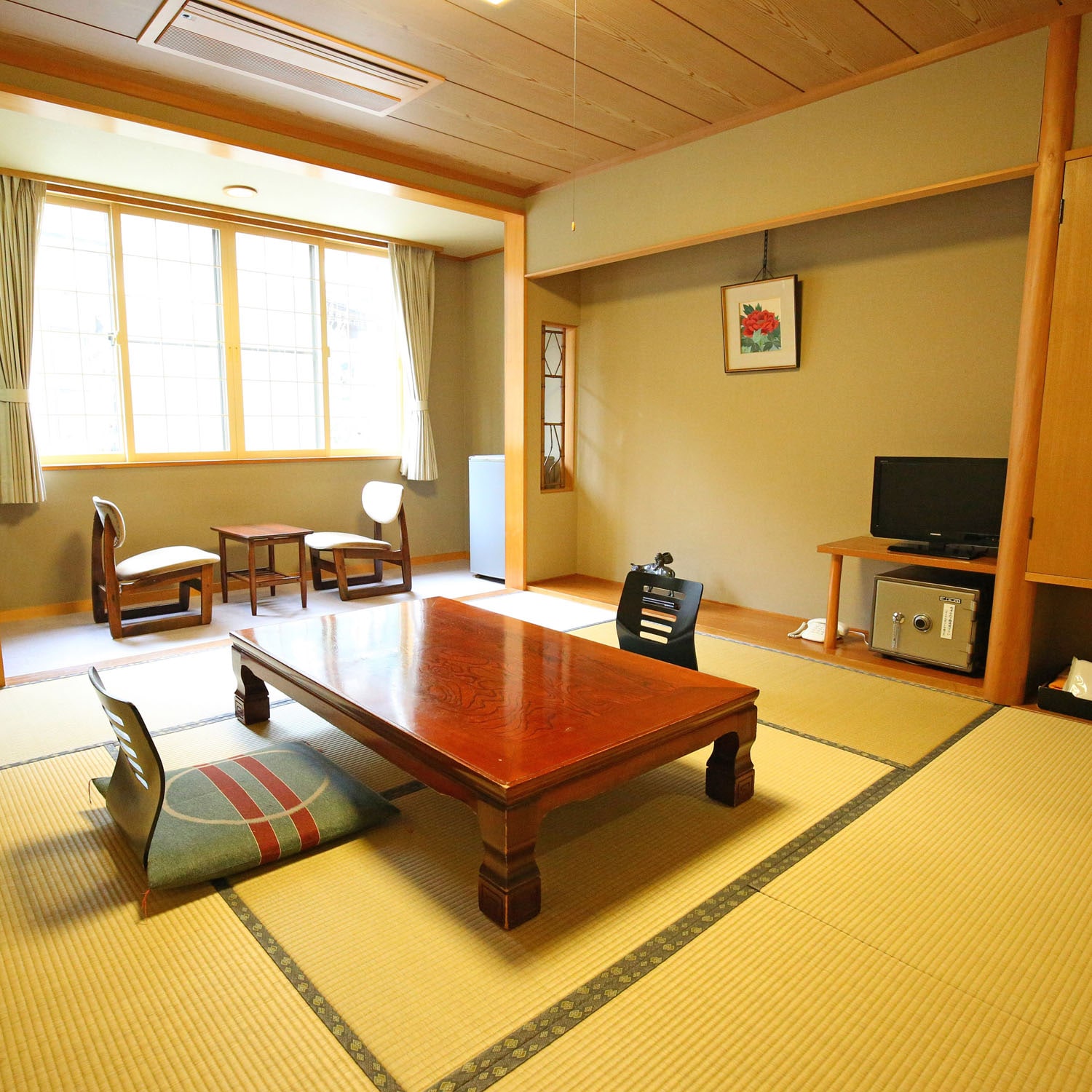 [No toilet] 8 tatami Japanese-style room: Reasonably priced for the lack of a toilet