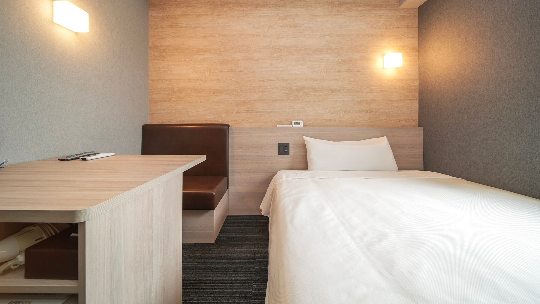 Extra room: Wide desk for efficient work