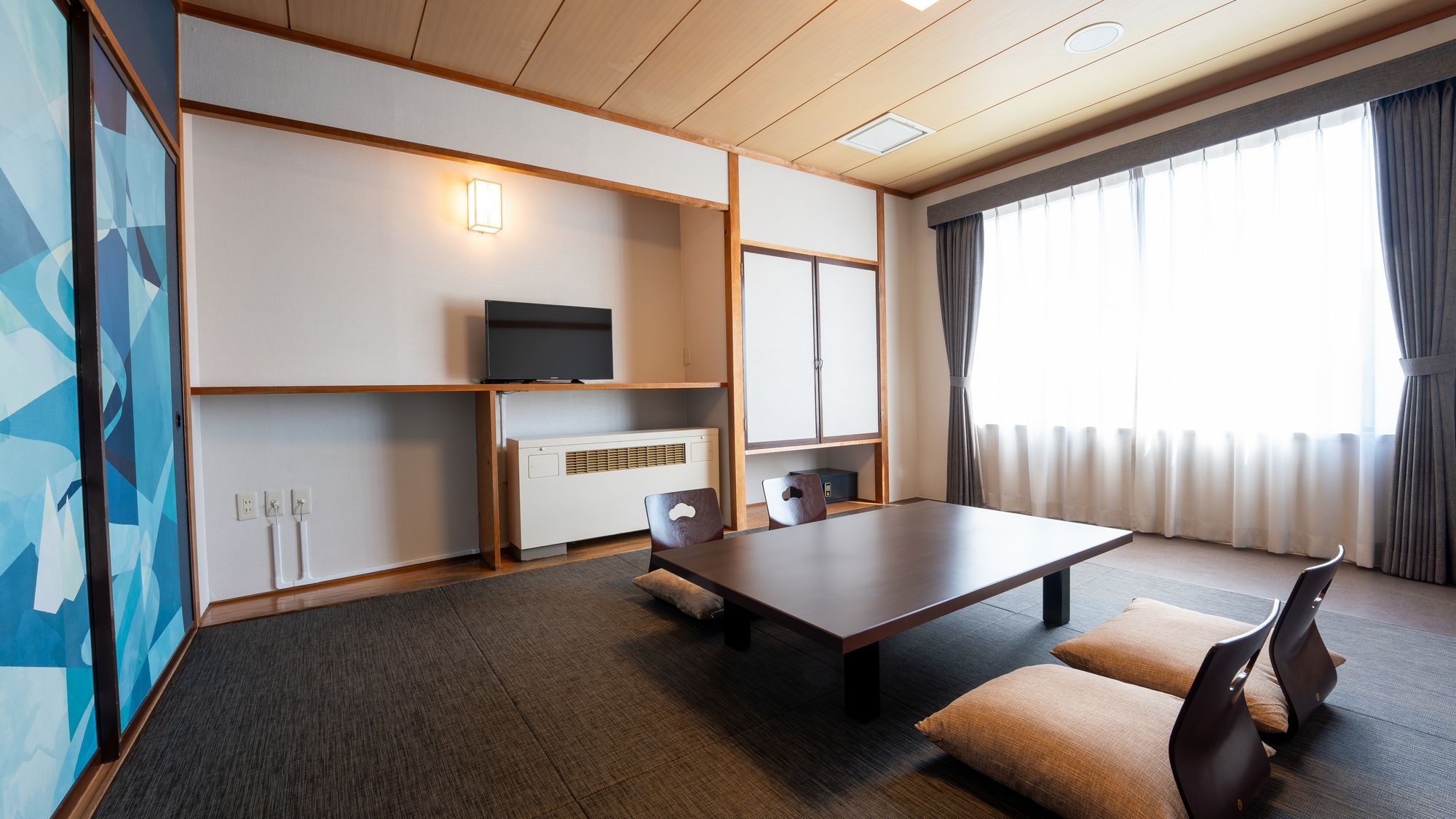 Standard Japanese-style room (8 tatami mats) (lower floors)