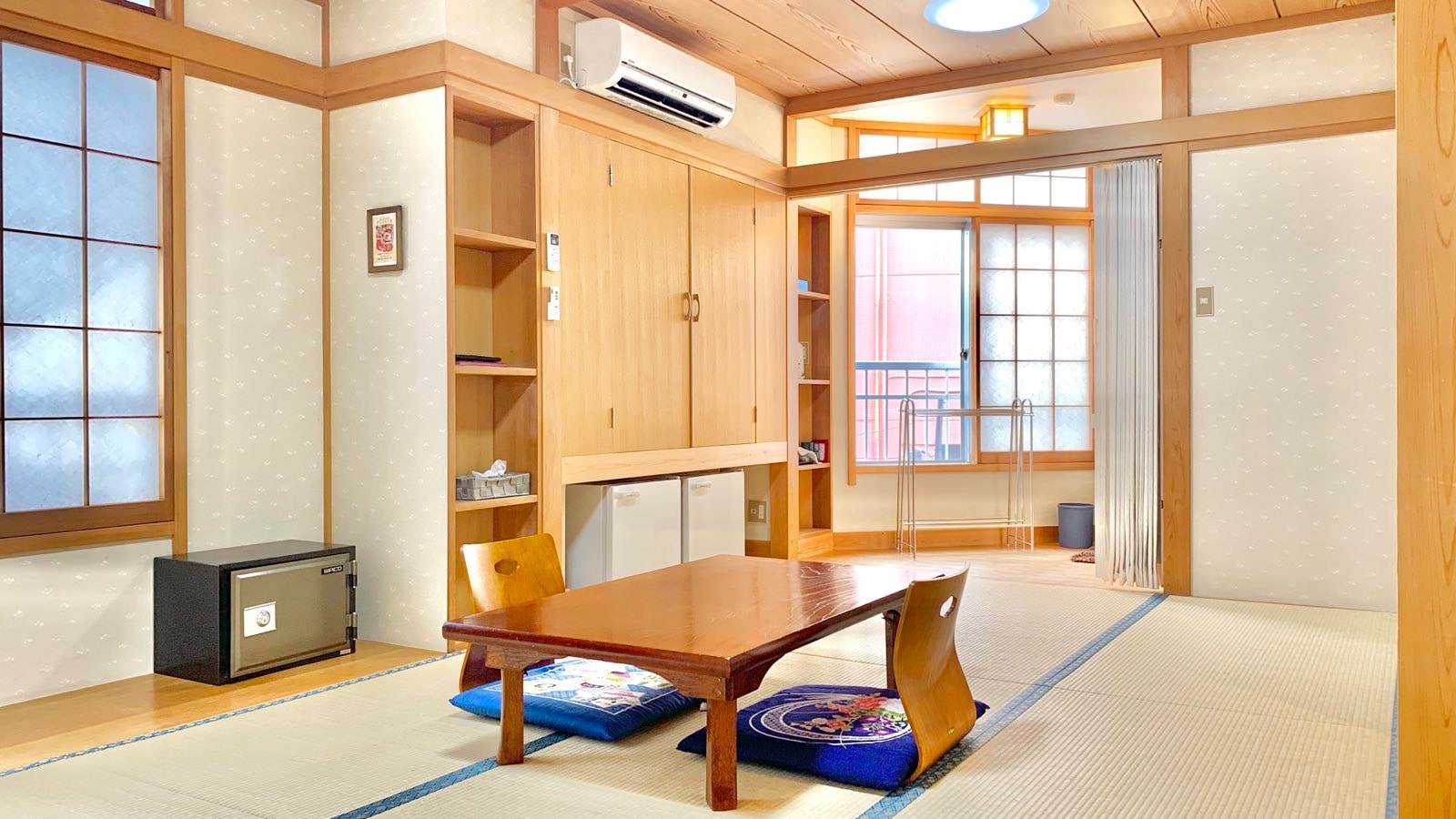 Japanese-style room (12 tatami mats)