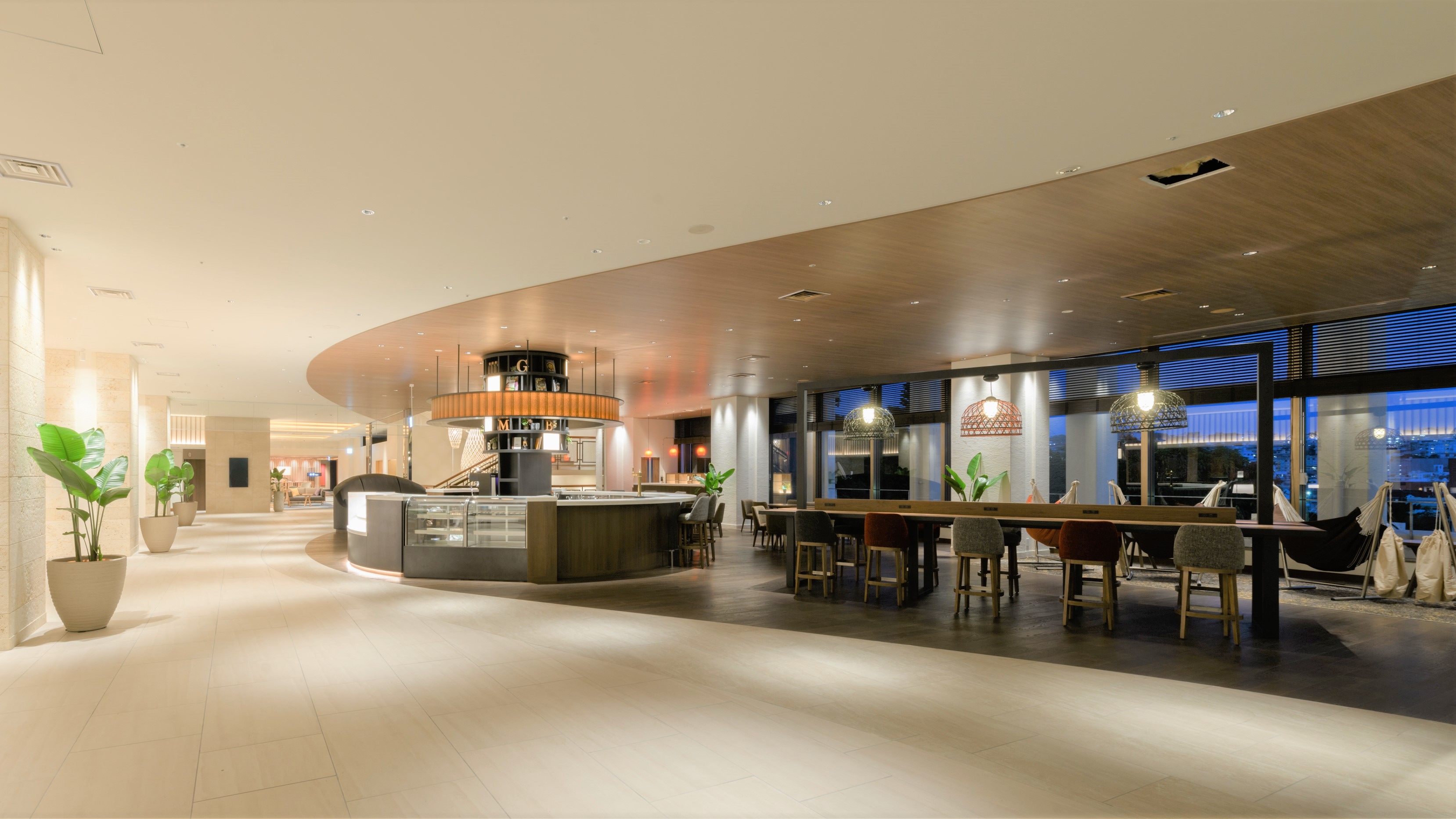 [GOURMET BAR] 诺富特的招牌咖啡馆。请将它用于从酒精到咖啡馆的任何事物。