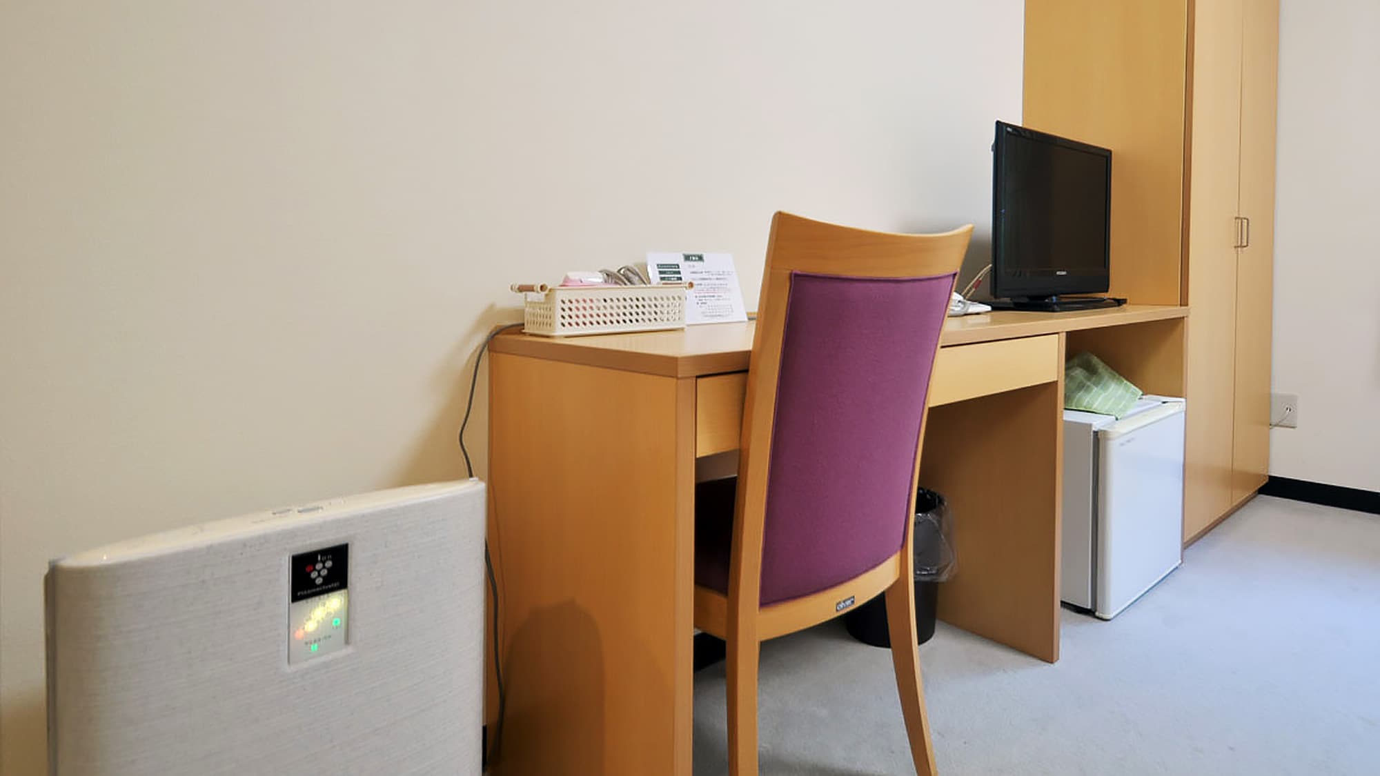 [Western-style twin room] There is also an air purifier next to the desk.