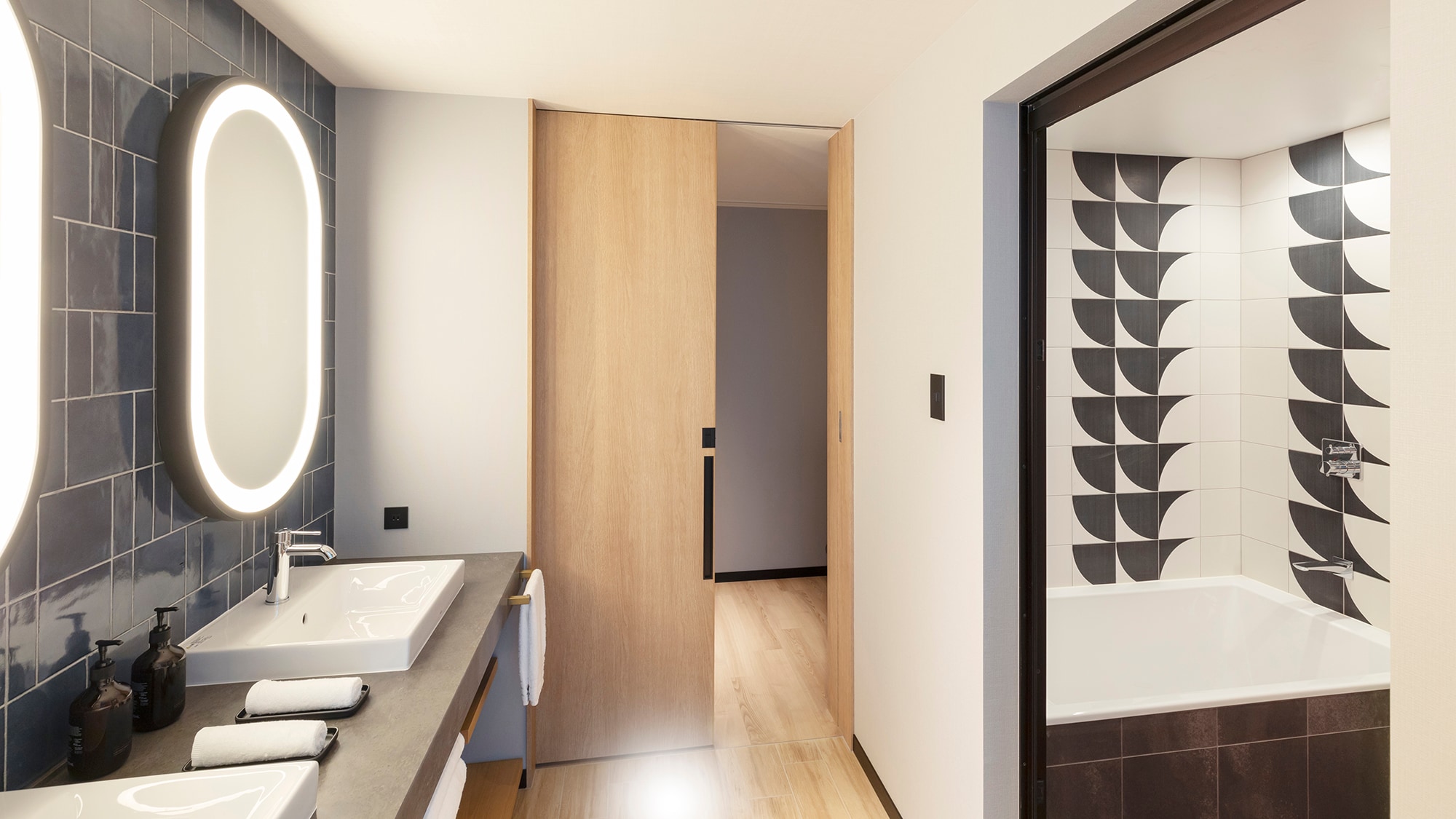 Canopy Corner Suite (King Bed) Bathroom