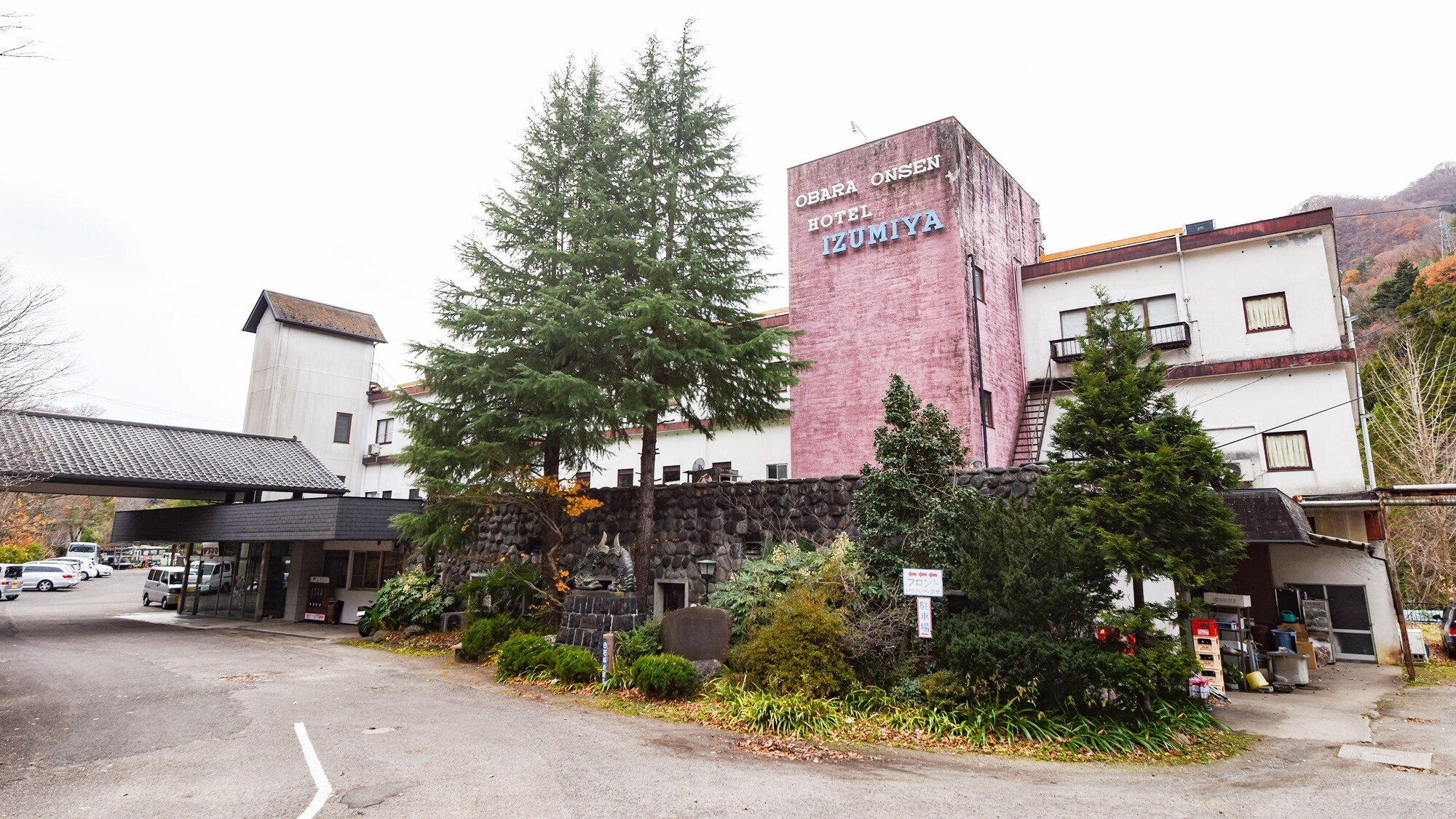 *[外觀] 位於白石川溪谷的幽靜山間溫泉酒店。