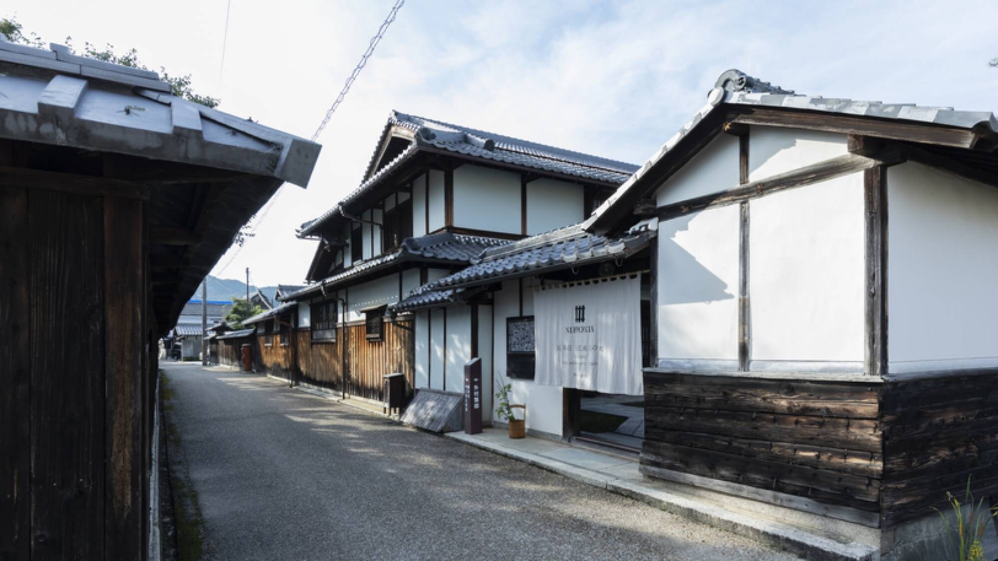 [Kediaman Tonomura Ubei] Bangunan ini telah ditetapkan sebagai situs bersejarah kota, dan Anda dapat menginap di bangunan yang menggambarkan gaya hidup pedagang Omi.