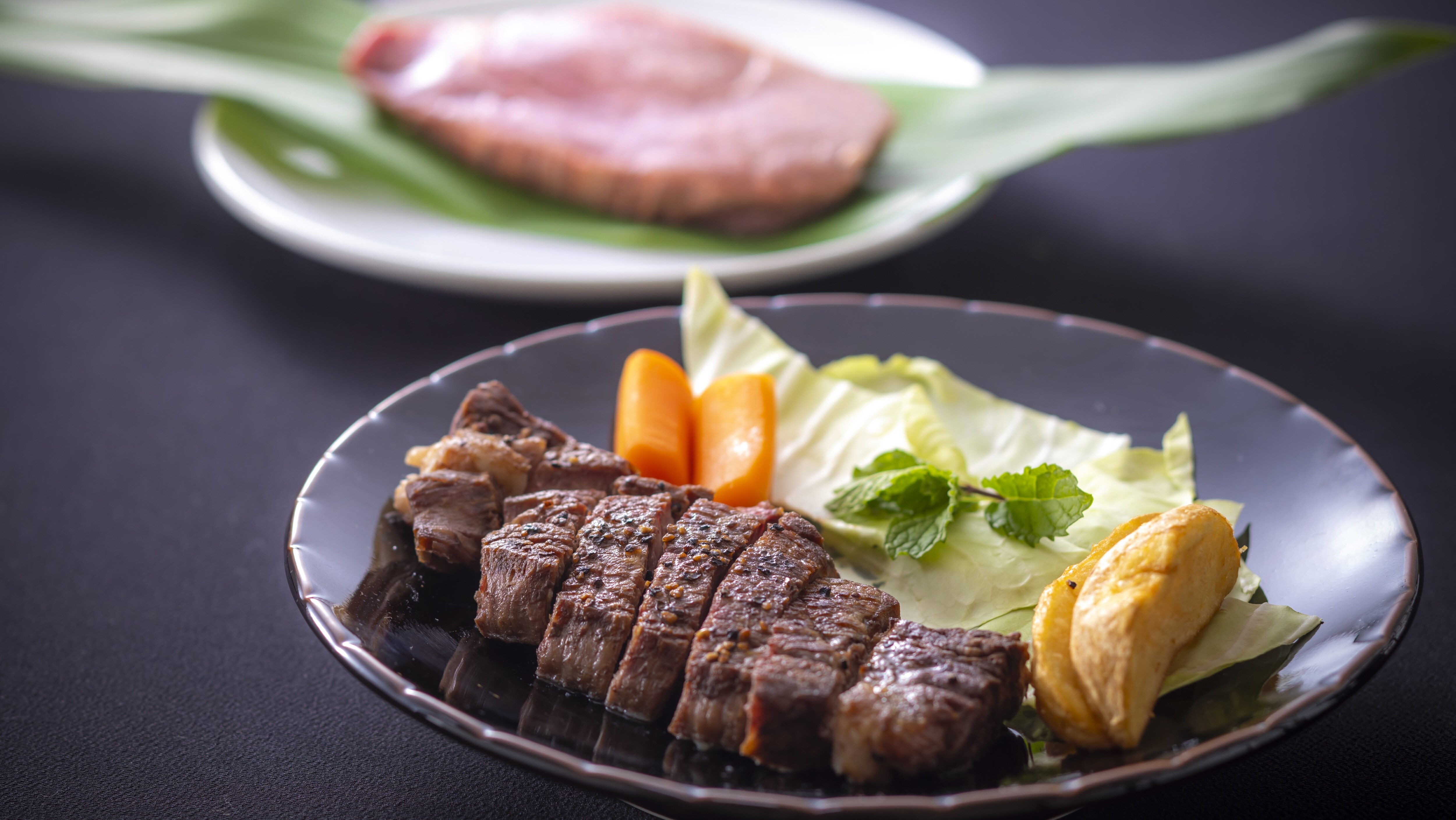 【牛排】絕品牛排，肉質鮮嫩，汁水豐富，和牛的美味！