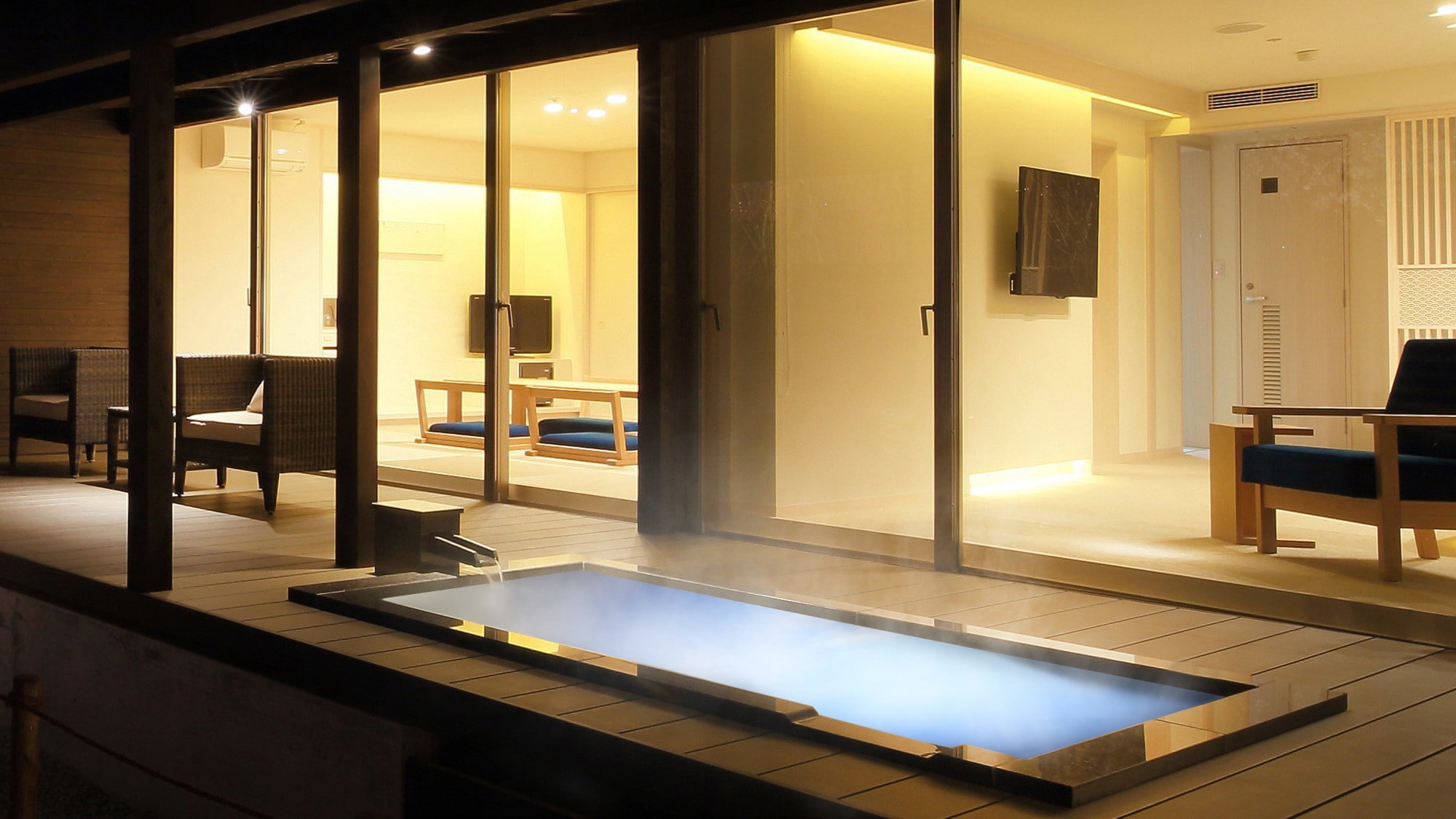 "Seika-Seika-" A view of the room from the open-air bath. With a fantastic light