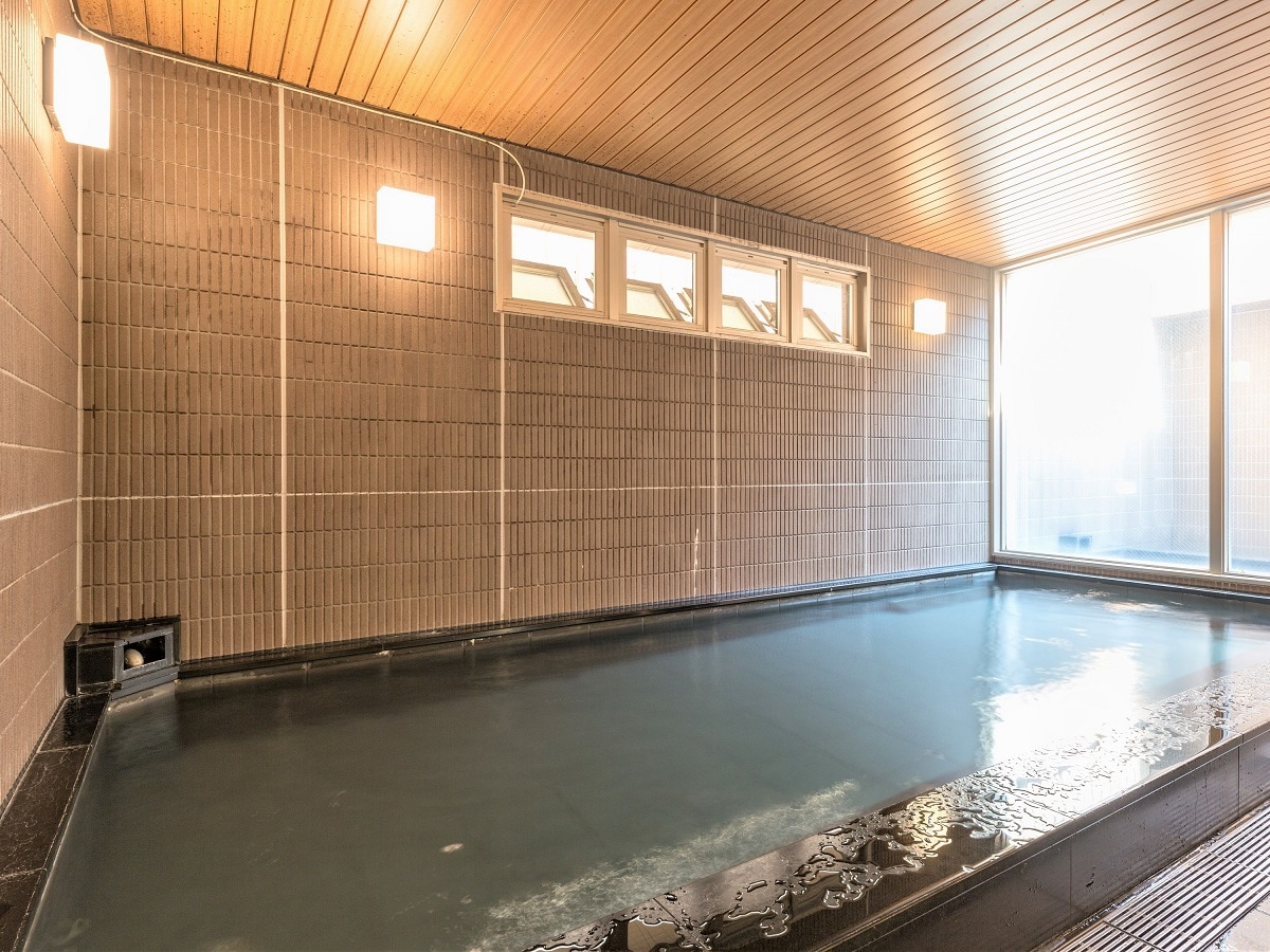 Men's large bath, indoor bath