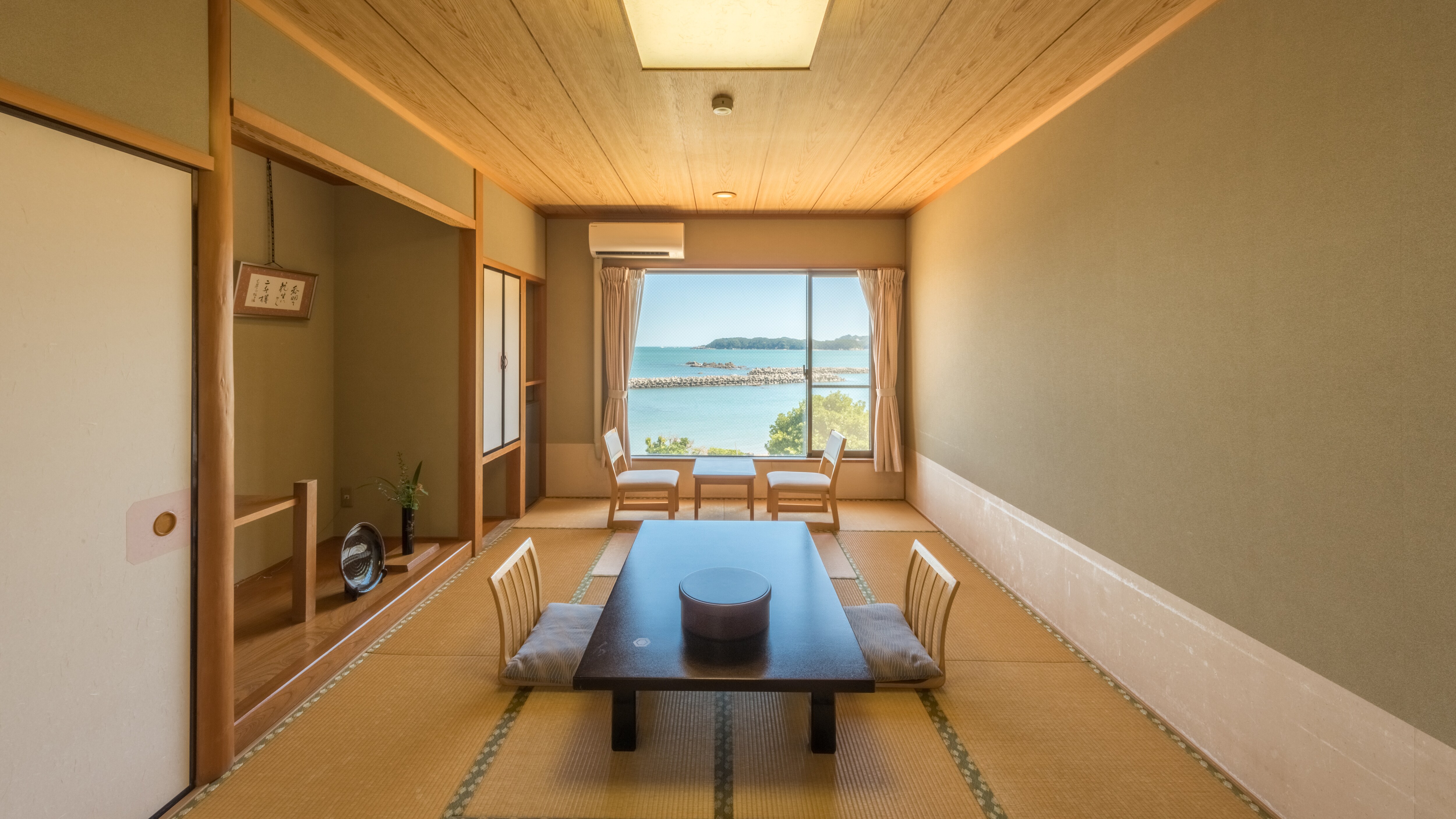 All rooms have sea views.