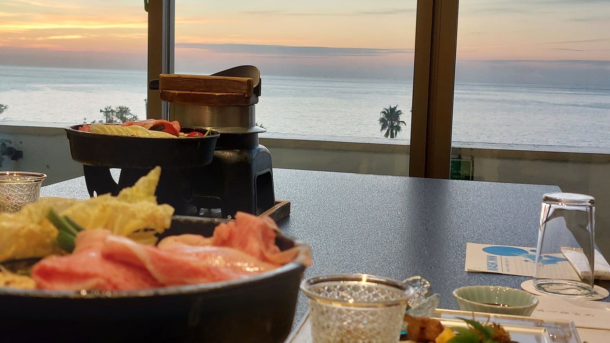 *[Tempat makan (5F private room dining venue)] Nikmati makanan Anda dengan pemandangan laut yang luar biasa.