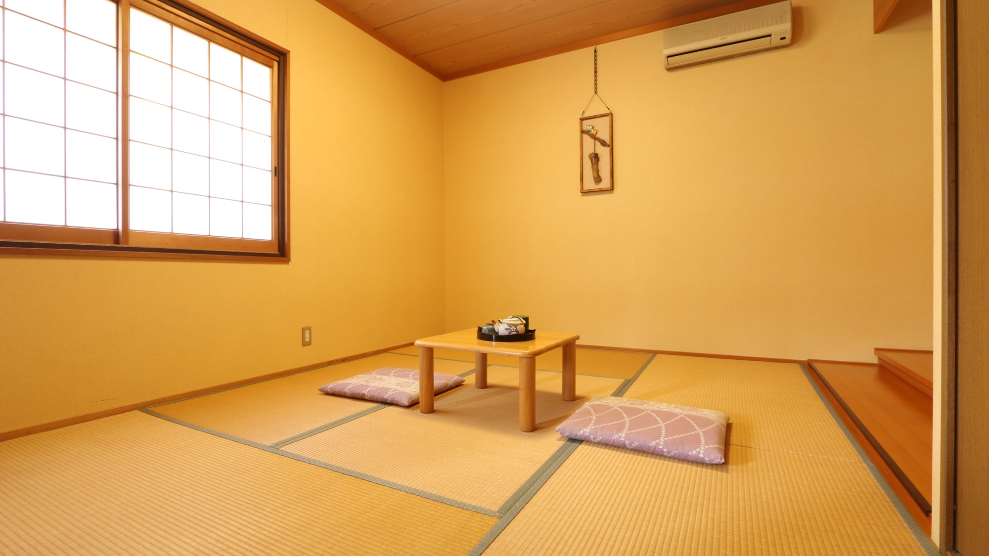 A Japanese-Western style room. A kotatsu table is available in the winter.