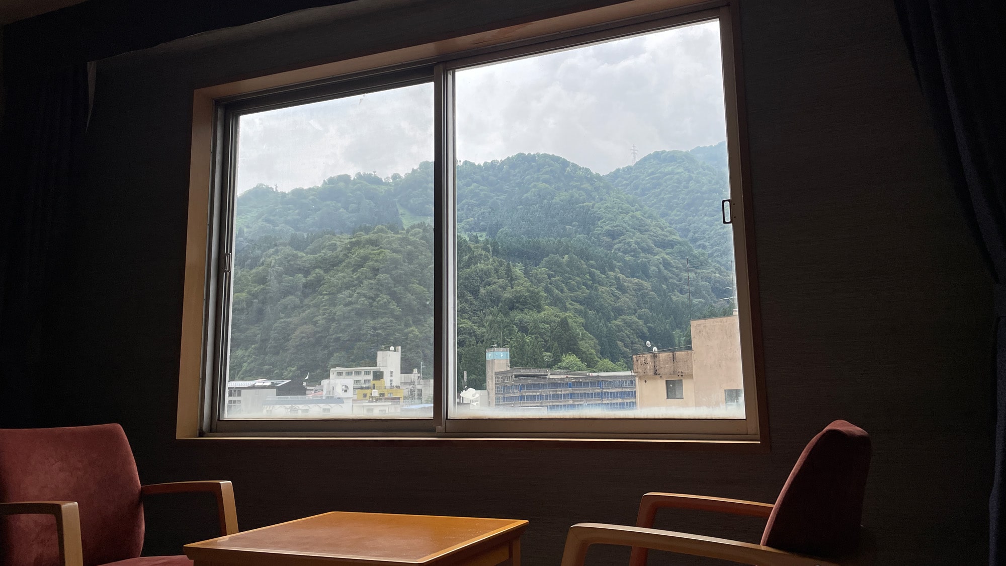 【菊亭西式房】 視野僅限溫泉街一側，推薦給晚到或第二天早退等對視野不挑剔的人。