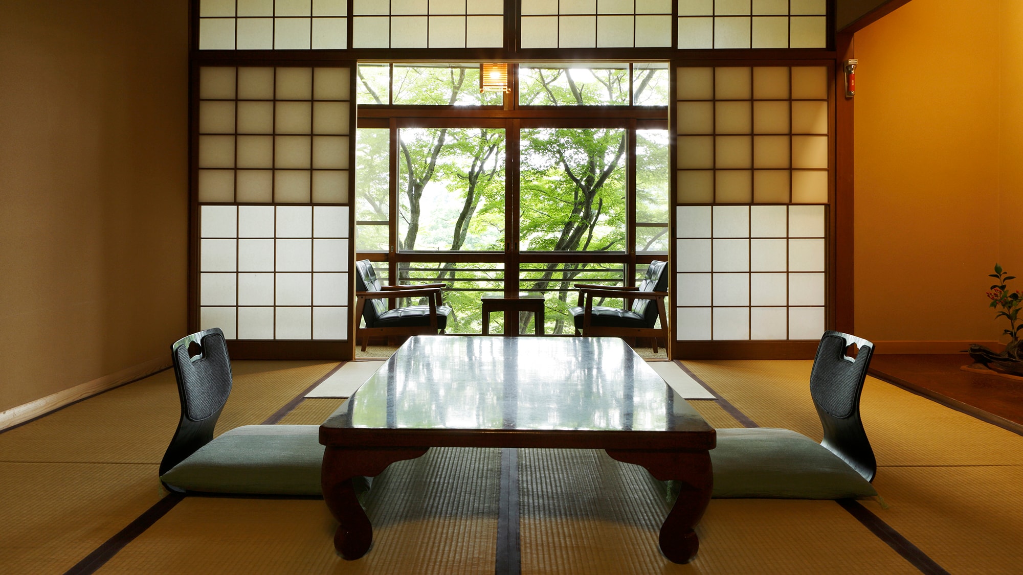 A warm Japanese-style room with 8 to 10 tatami mats facing Kaede (an example)