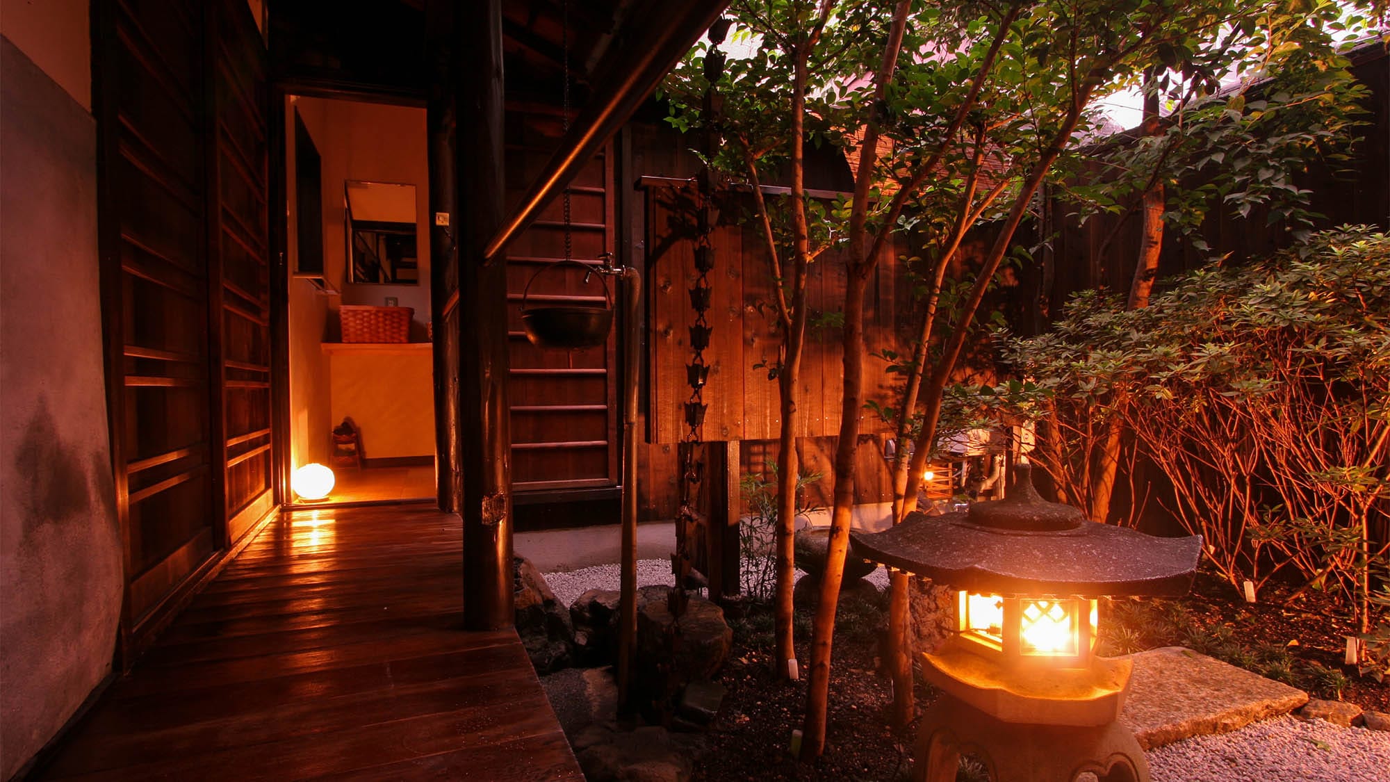 ・Pemandangan malam dari taman kecil. Ini menciptakan suasana fantastis yang berbeda dari siang hari.