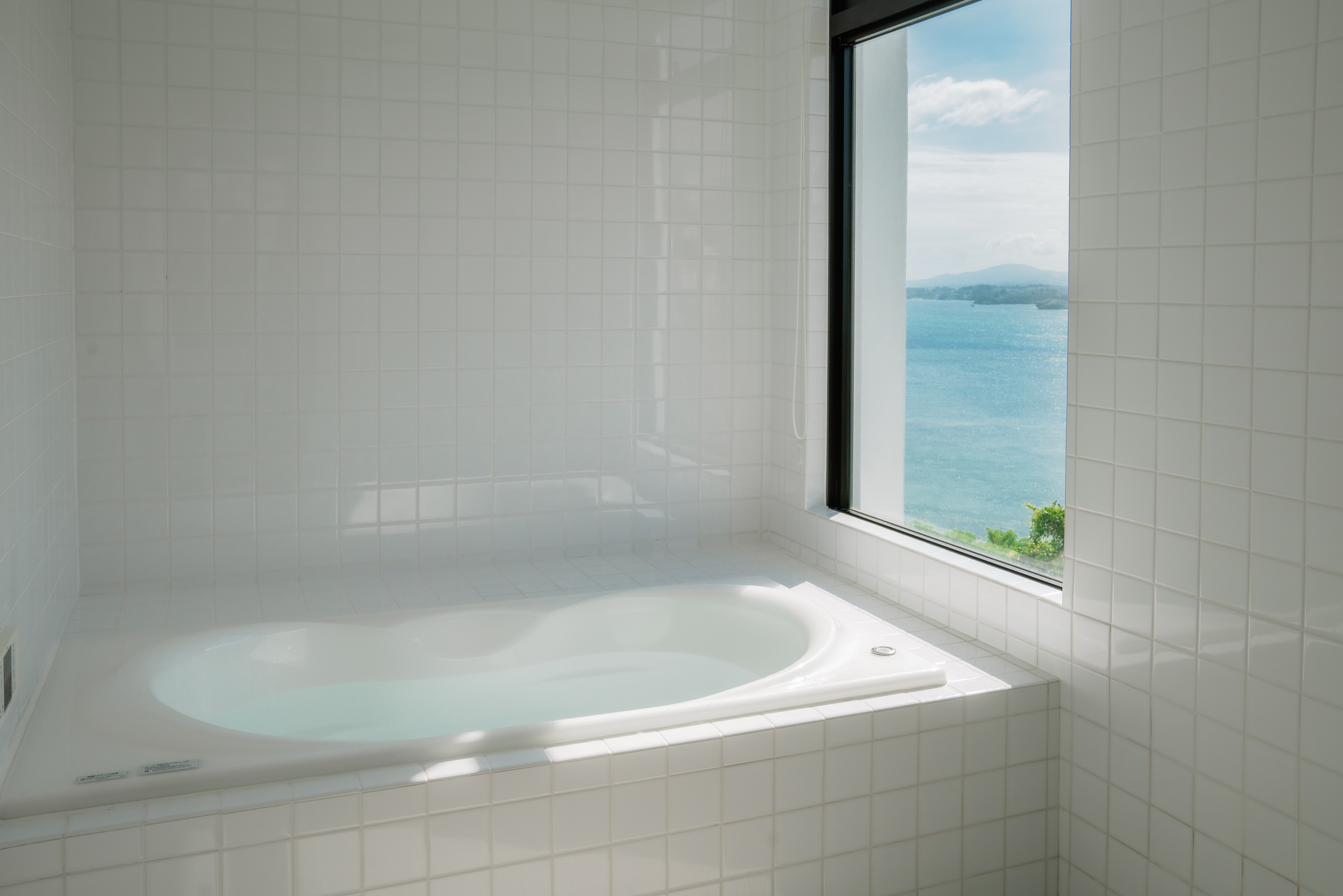 [Main bathroom] The upper floors have an ocean view, and the second floor has a partial ocean view.