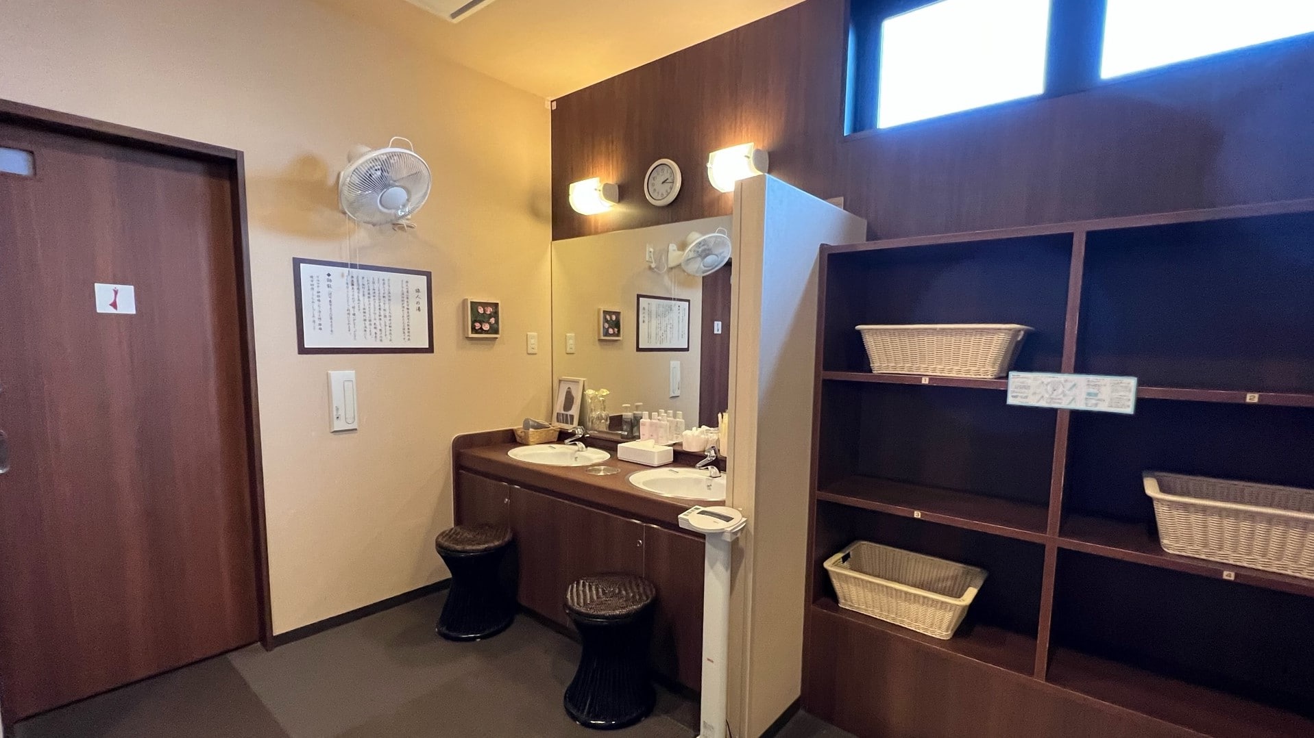 女性公共浴室更衣室