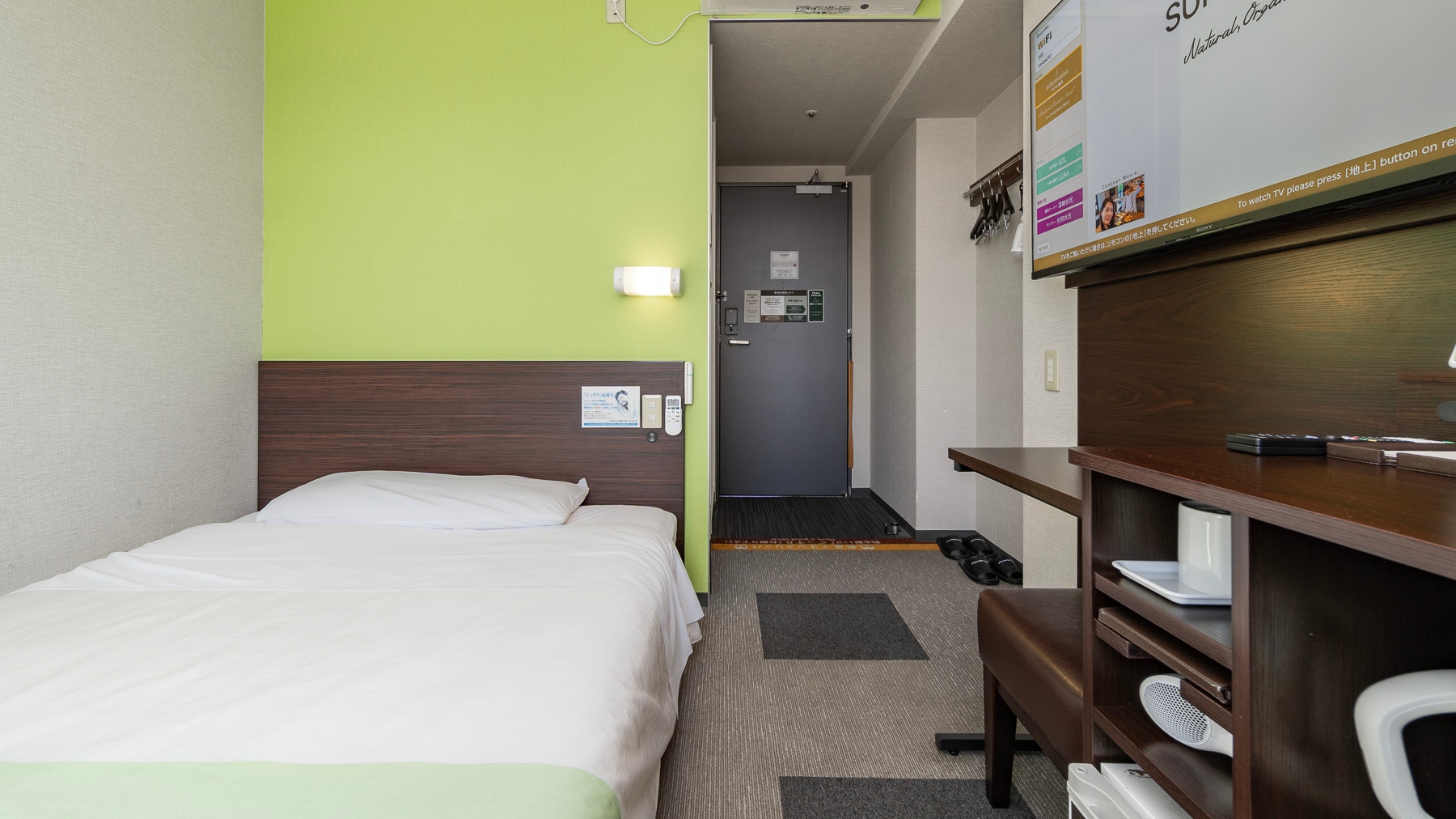 Tempat tidur selebar 150 cm dan kasur dengan tingkat kekencangan yang tepat akan memastikan Anda tidur nyenyak.