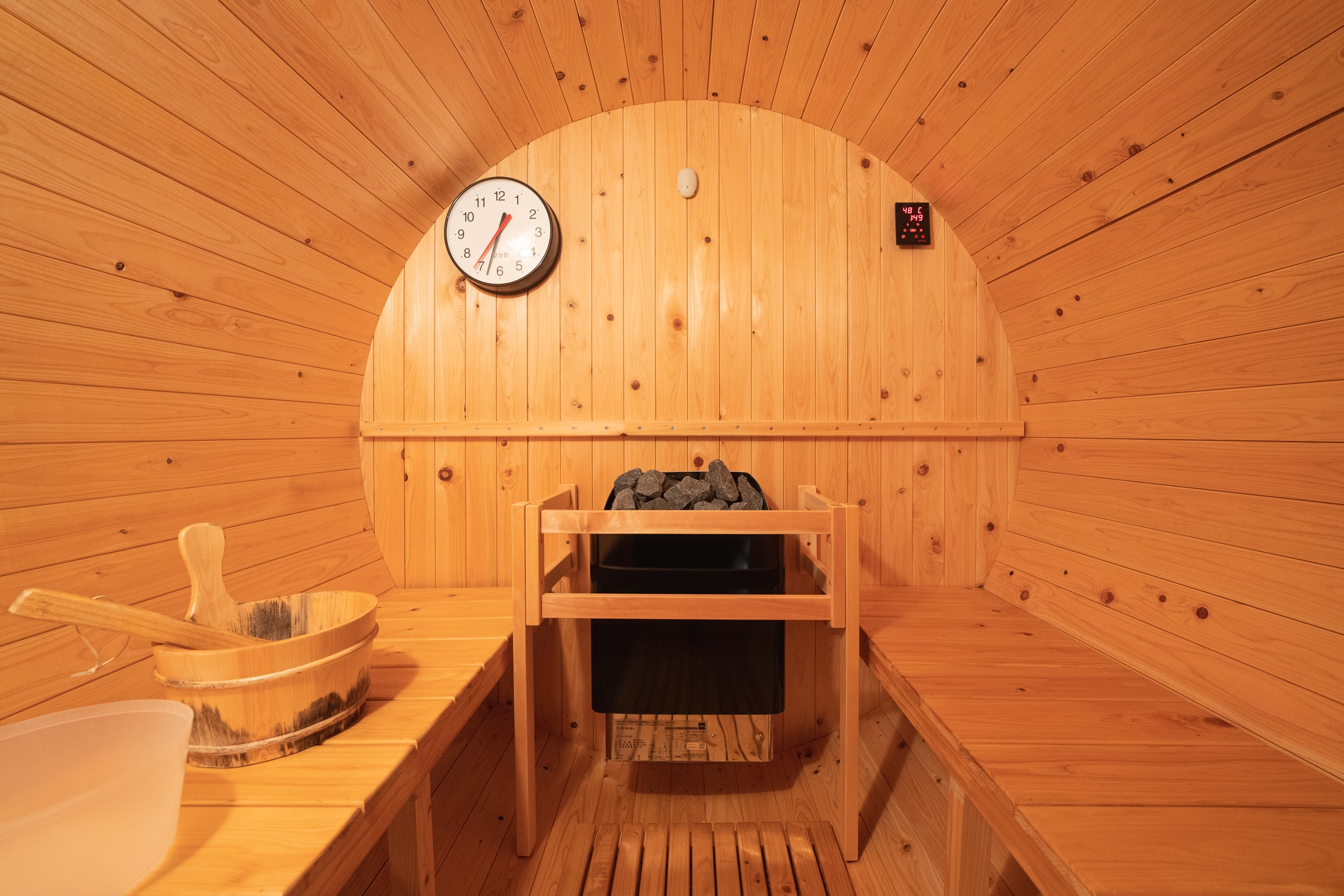 Di dalam sauna barel
