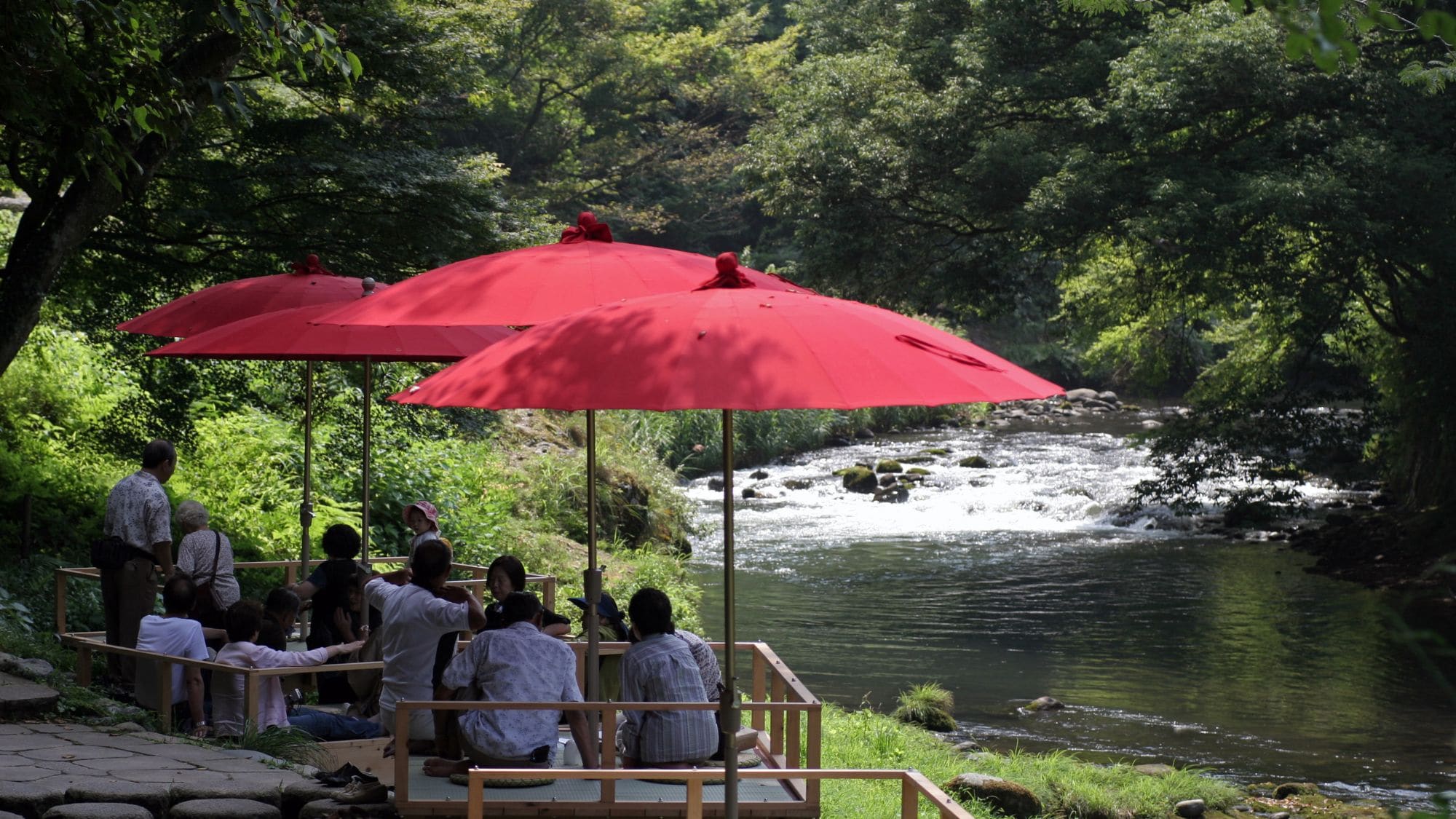 "Kawadoko" (sàn sông), một đặc sản của Kakusenkei, được cho là thung lũng đẹp nhất ở vùng Hokuriku.