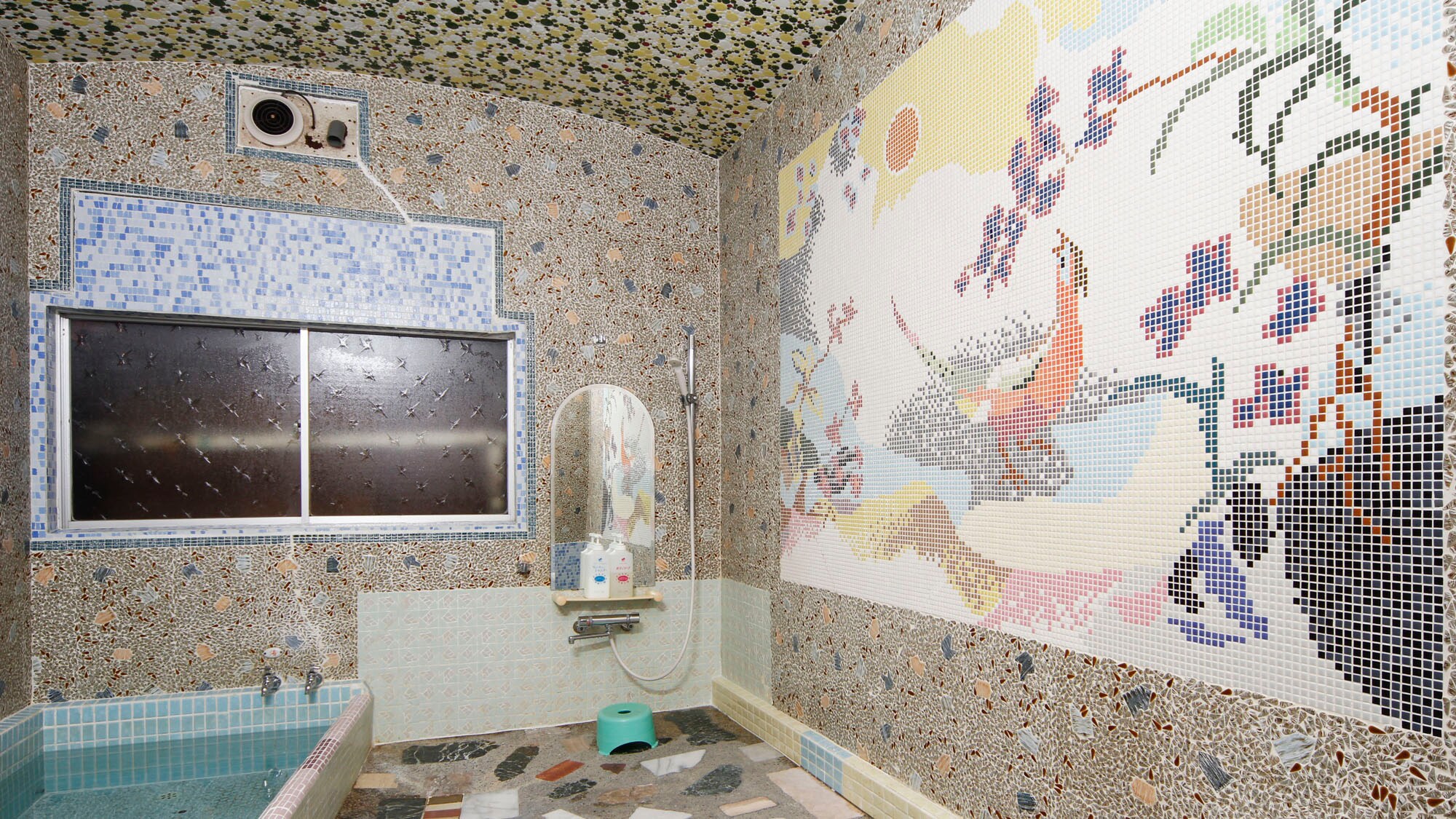 The family bath can be reserved for private use free of charge, so you can use it with your family or companions without any worries.