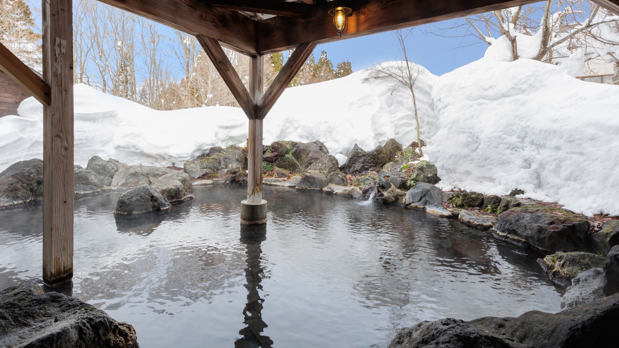 [Women's open-air bath] An open-air bath with a sense of openness where you can enjoy the best part of winter: bathing while looking at the snow.