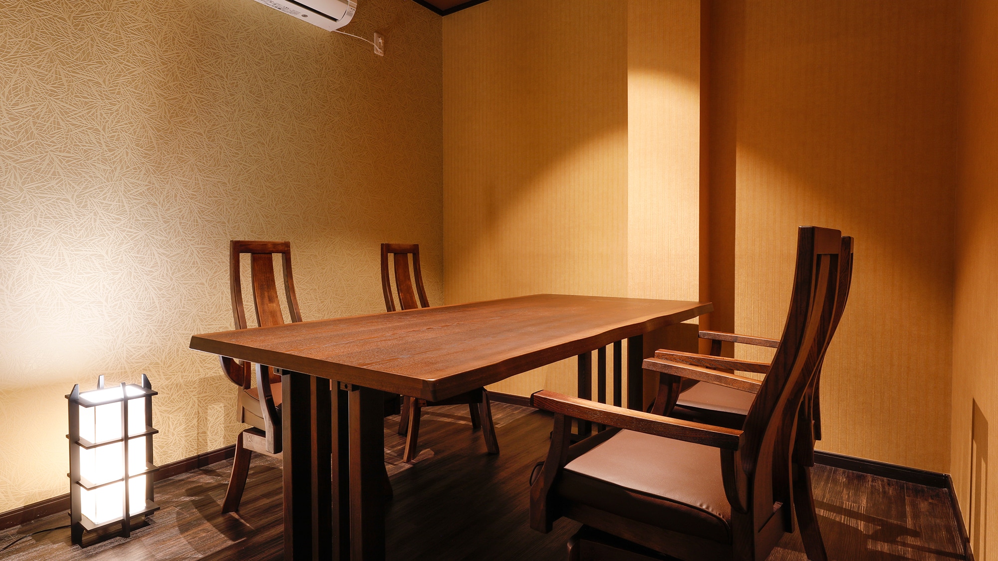 [Kaze no Kaori] Dining space. The backrest is designed to fit the curve of your back, making it comfortable to sit on.