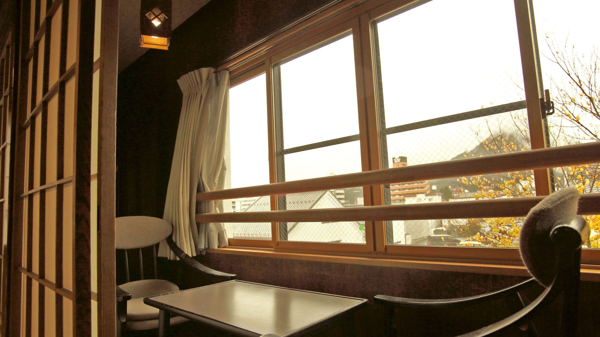 * Japanese-style room with 10 tatami mats, some rooms have a view from the wide edge and a view of the approach. (Some rooms are not on the approach side)