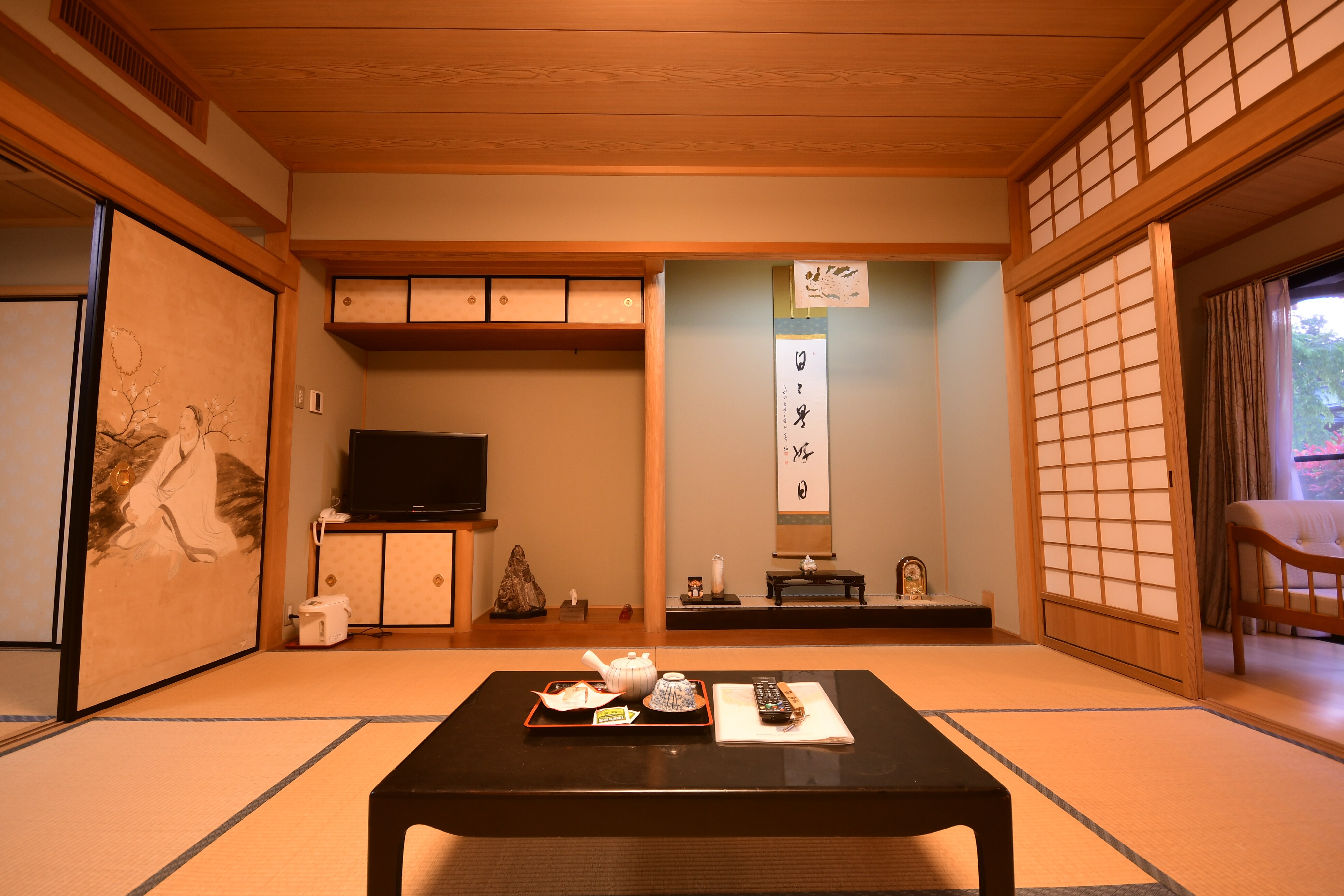 Example of a Japanese-style room (12-14 tatami mats) facing the garden (toilet, air conditioner, Wi-Fi)