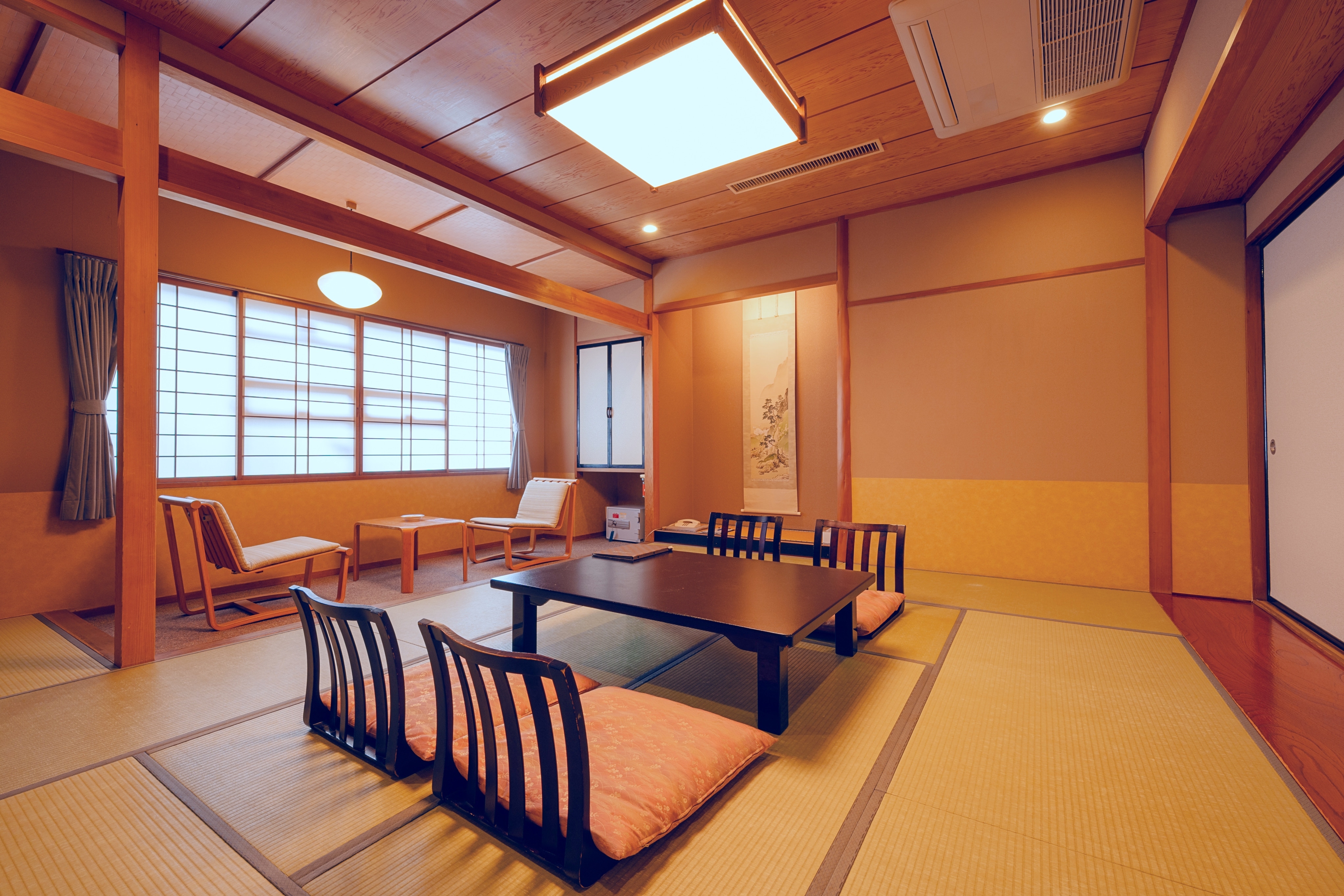 [Smoking room] Japanese-style room from 10 tatami mats (no view) There is also a 7-person capacity type! Facilities vary depending on the room (image)