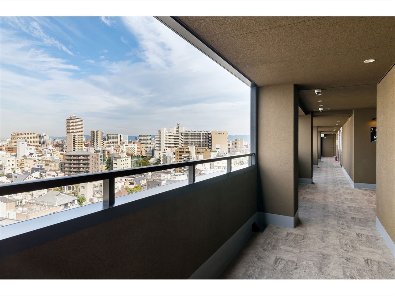 The view from the high-rise corridor is open.
