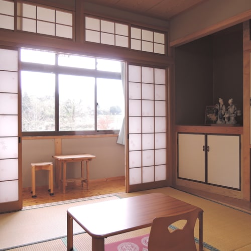*[Example of a Japanese-style room in the main building] A panoramic view of the surrounding mountains from the window