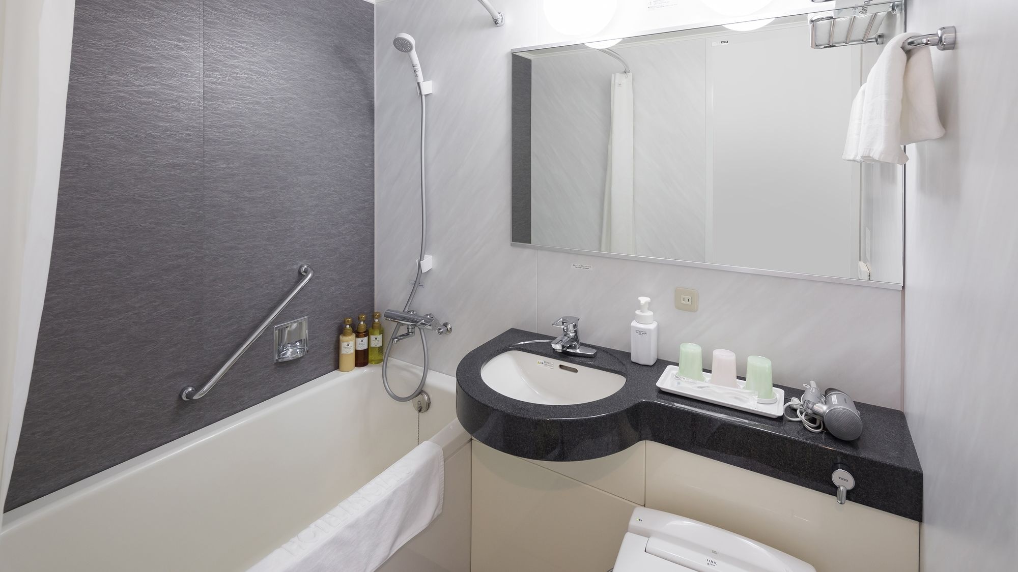 Deluxe triple bathroom