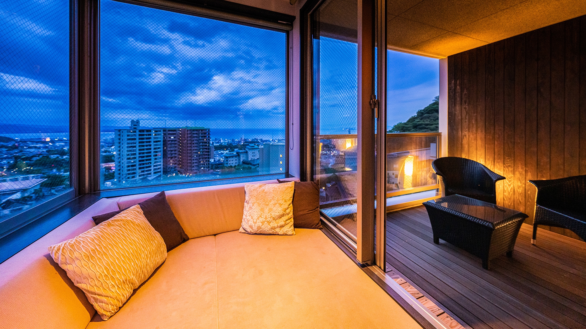 ◆ Tsukinosou ◇ Maisonette type "Umegae" ◆ A moment to see the night view of Beppu, the setting sky, and the blue-dyed sea