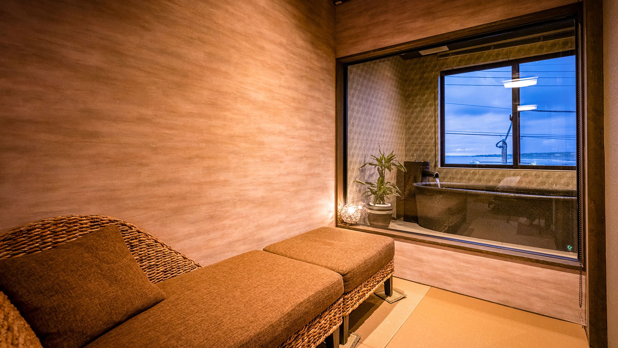 ・[Kokuka] Rattan daybeds are installed to create a resort atmosphere.
