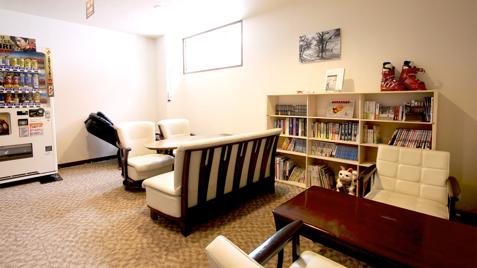 ・A lounge where you can freely use massage chairs, manga, etc.