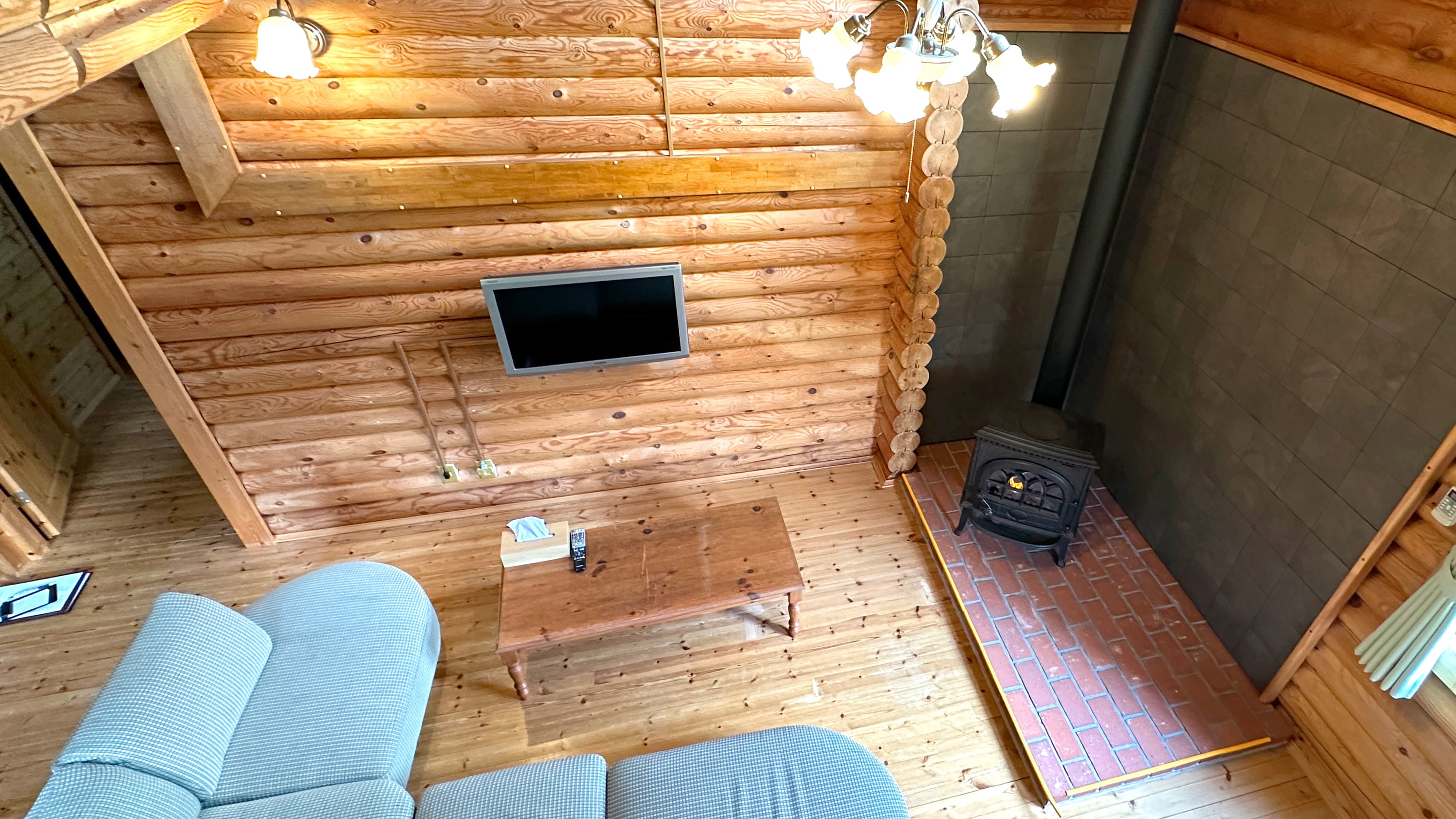 带木火炉的小屋