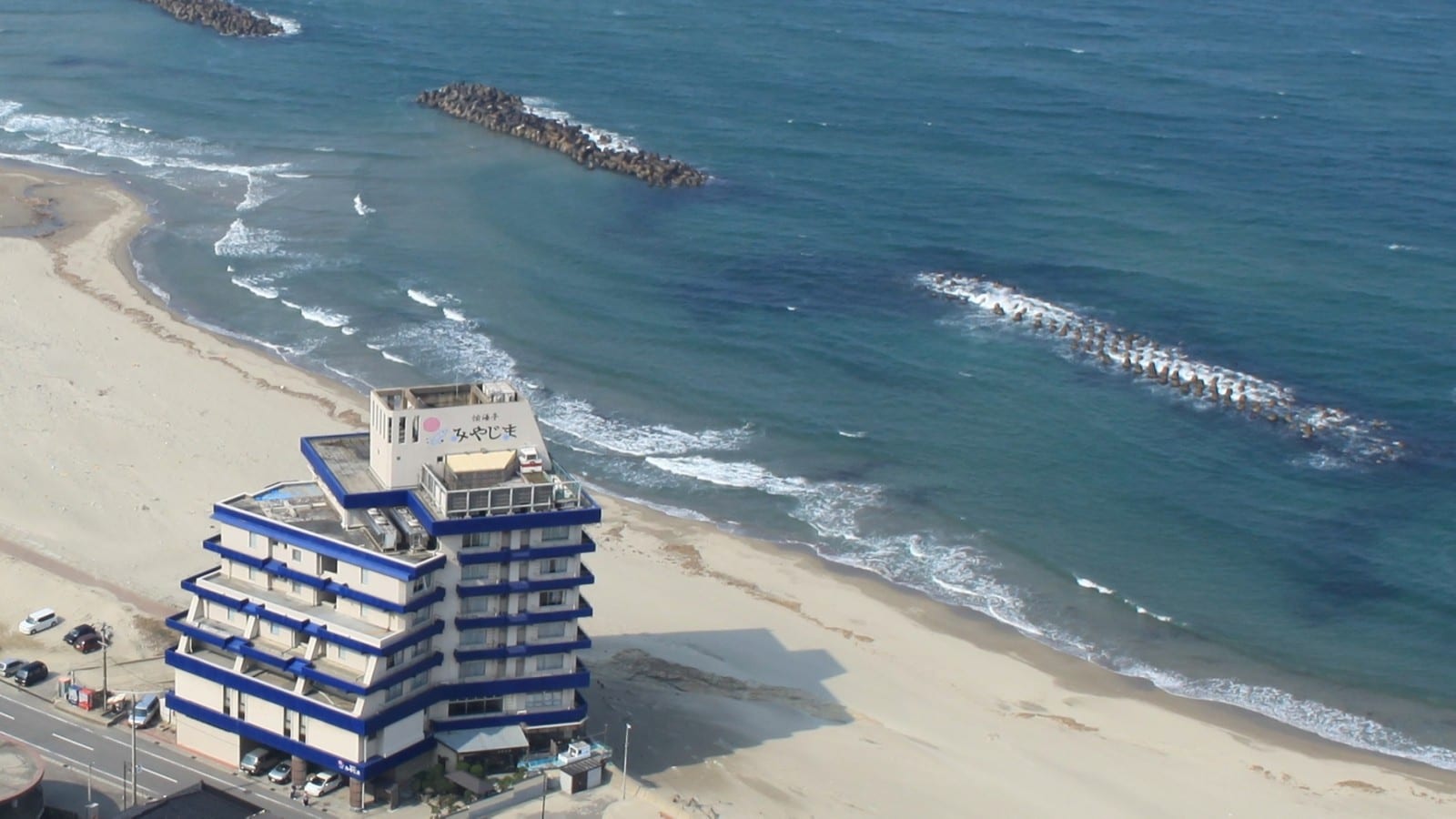 The only one in Yunohama Onsen! Located along the sandy beach. As you can see in the picture, it's close to the sea!