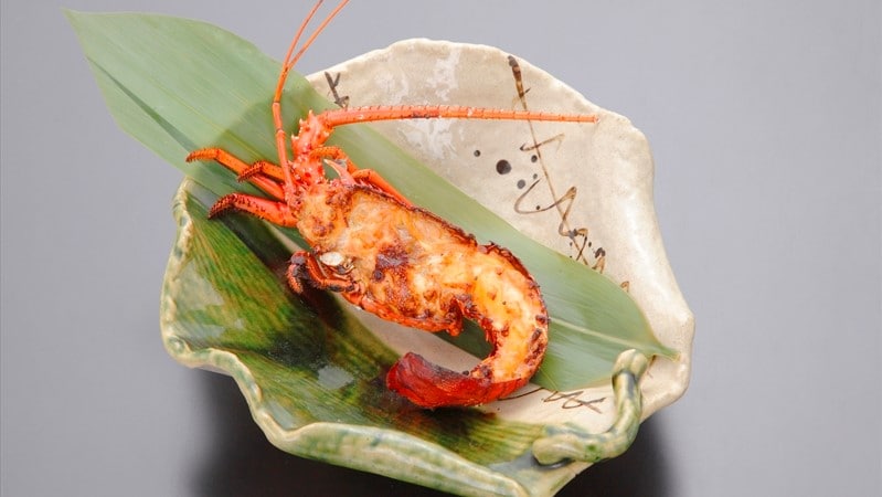 Tôm hùm gai nướng còn nguyên vỏ