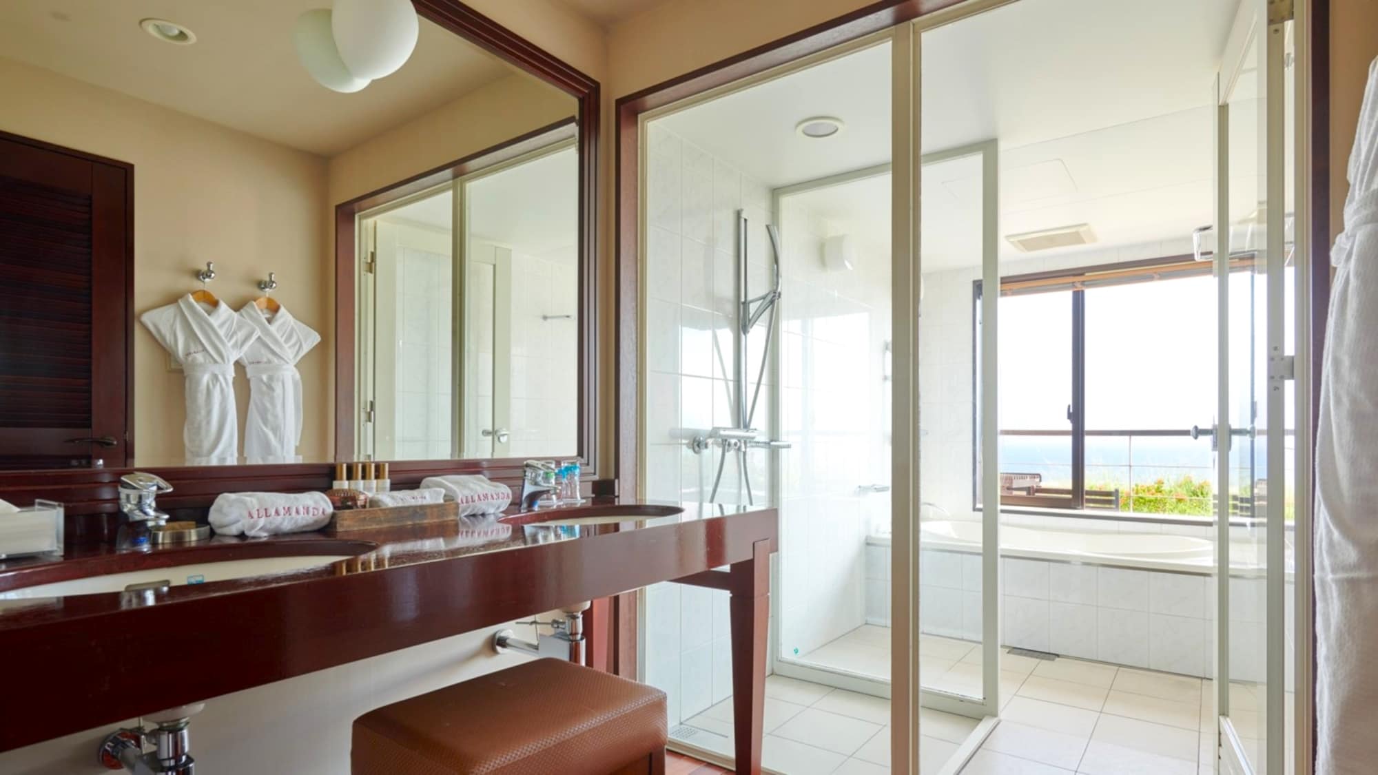 [Superior Suite] Enjoy bath time gracefully with Allamanda original amenities
