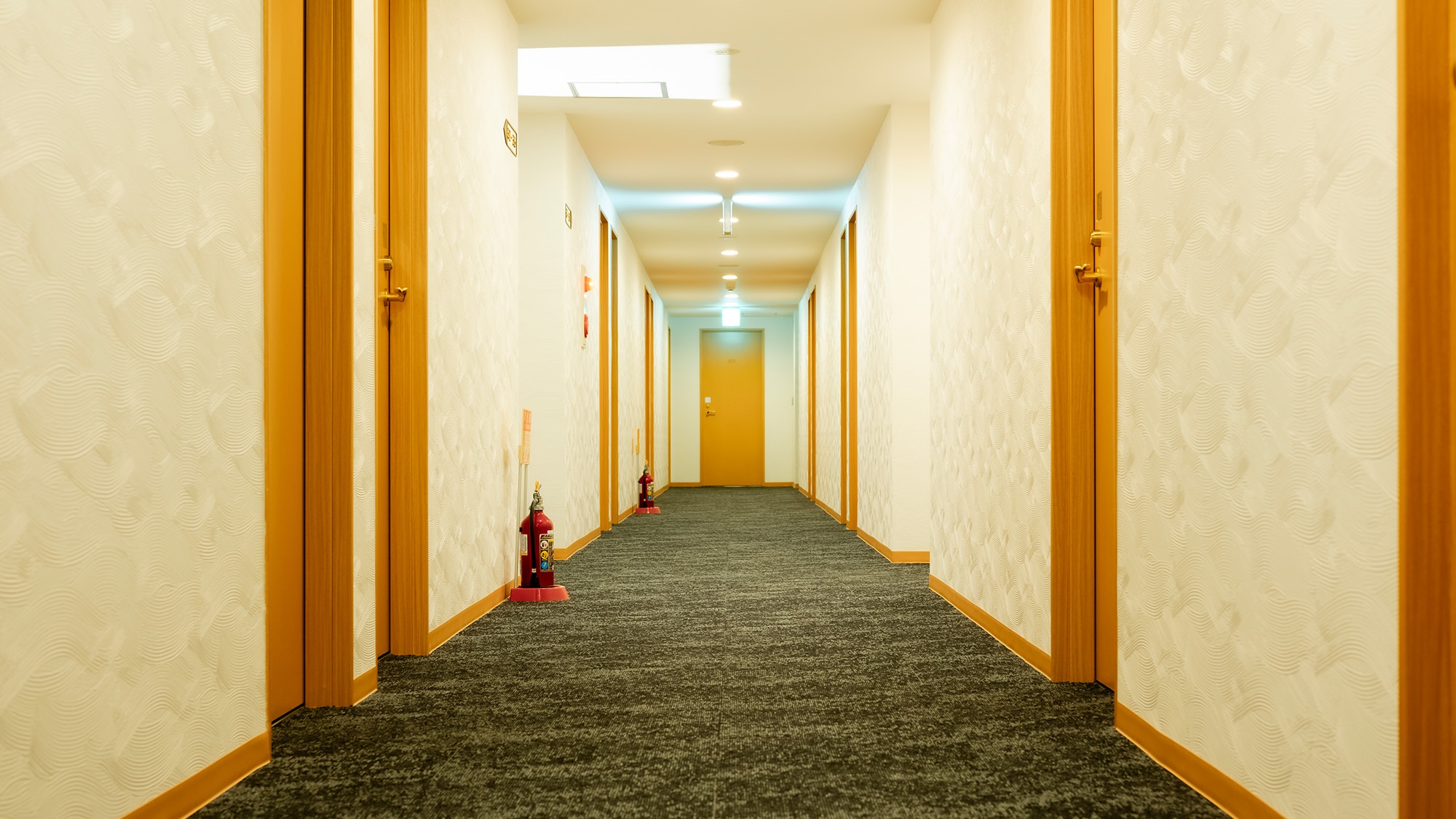 [Lantai kamar] Wi-Fi gratis tersedia di seluruh gedung. Keramahan akan selalu kami berikan dengan kebersihan sebagai prioritas utama kami agar Anda dapat menikmati masa menginap Anda dengan nyaman.