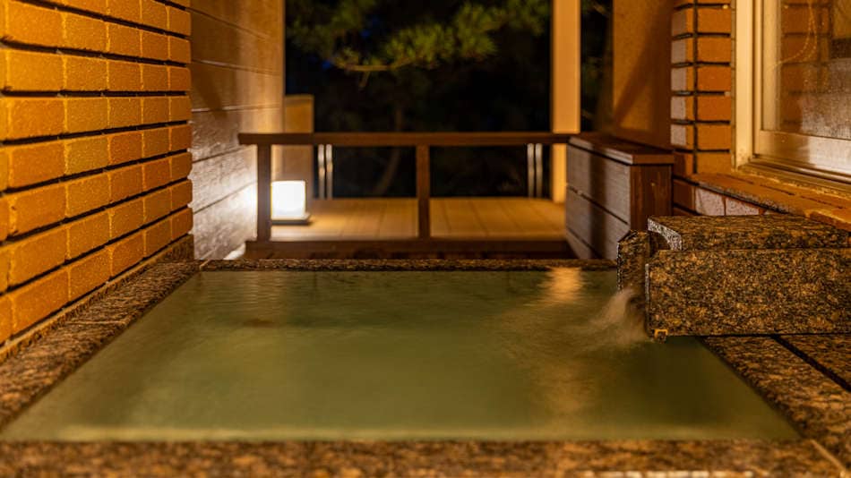 Kamar tamu dengan pemandian terbuka tempat Anda bisa menikmati sumber air panas [Hekion].