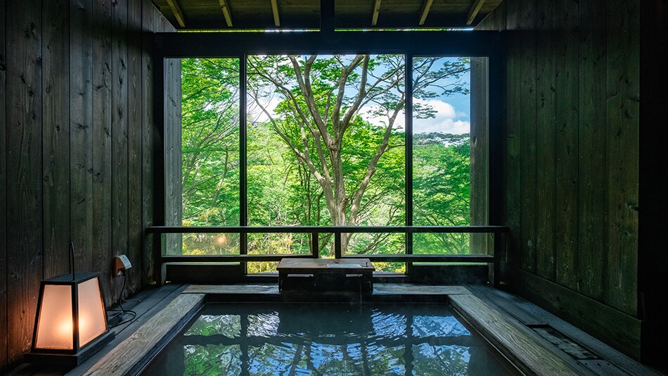 "Private open-air forest bath" - Enjoy a bath while feeling the changing of the seasons.